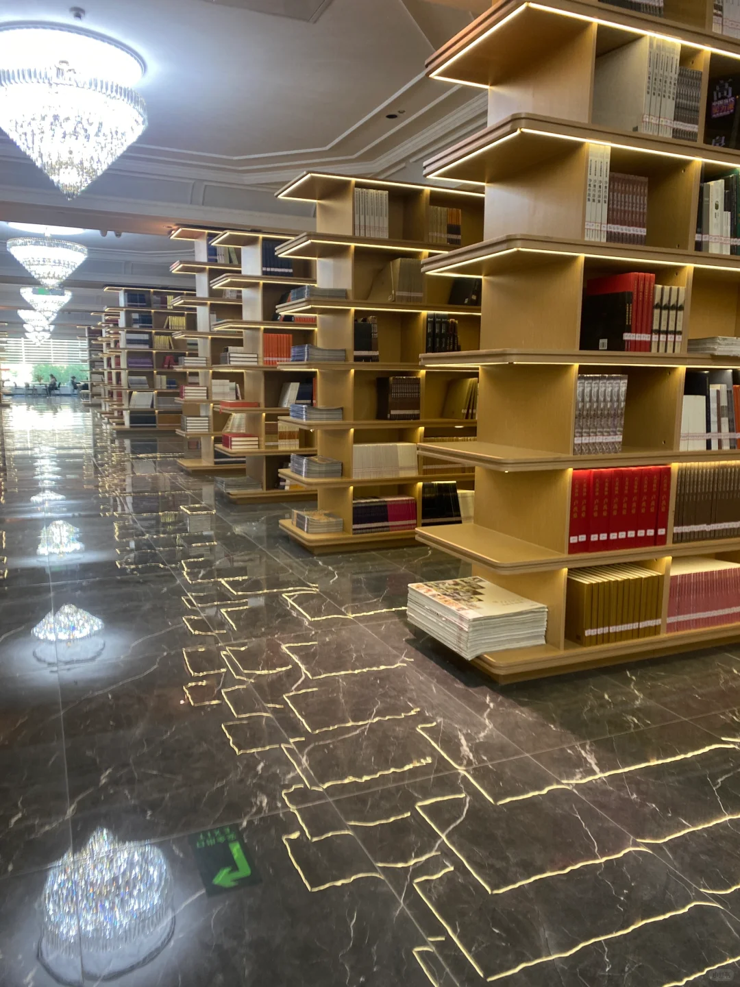 学校的图书馆真的好好看????