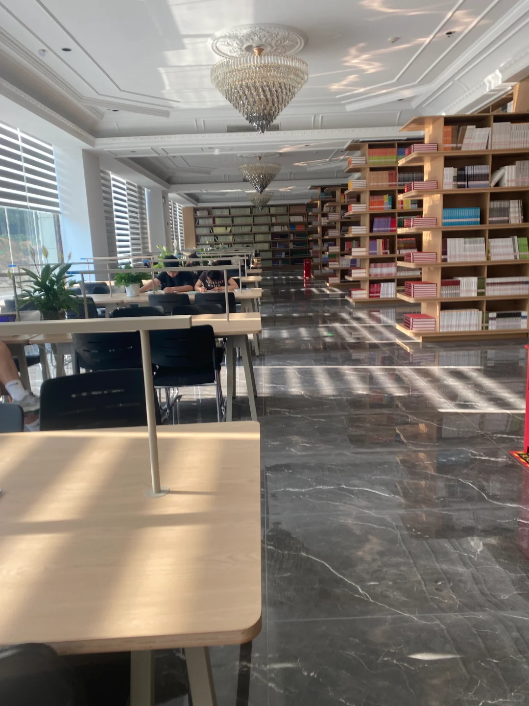 学校的图书馆真的好好看????