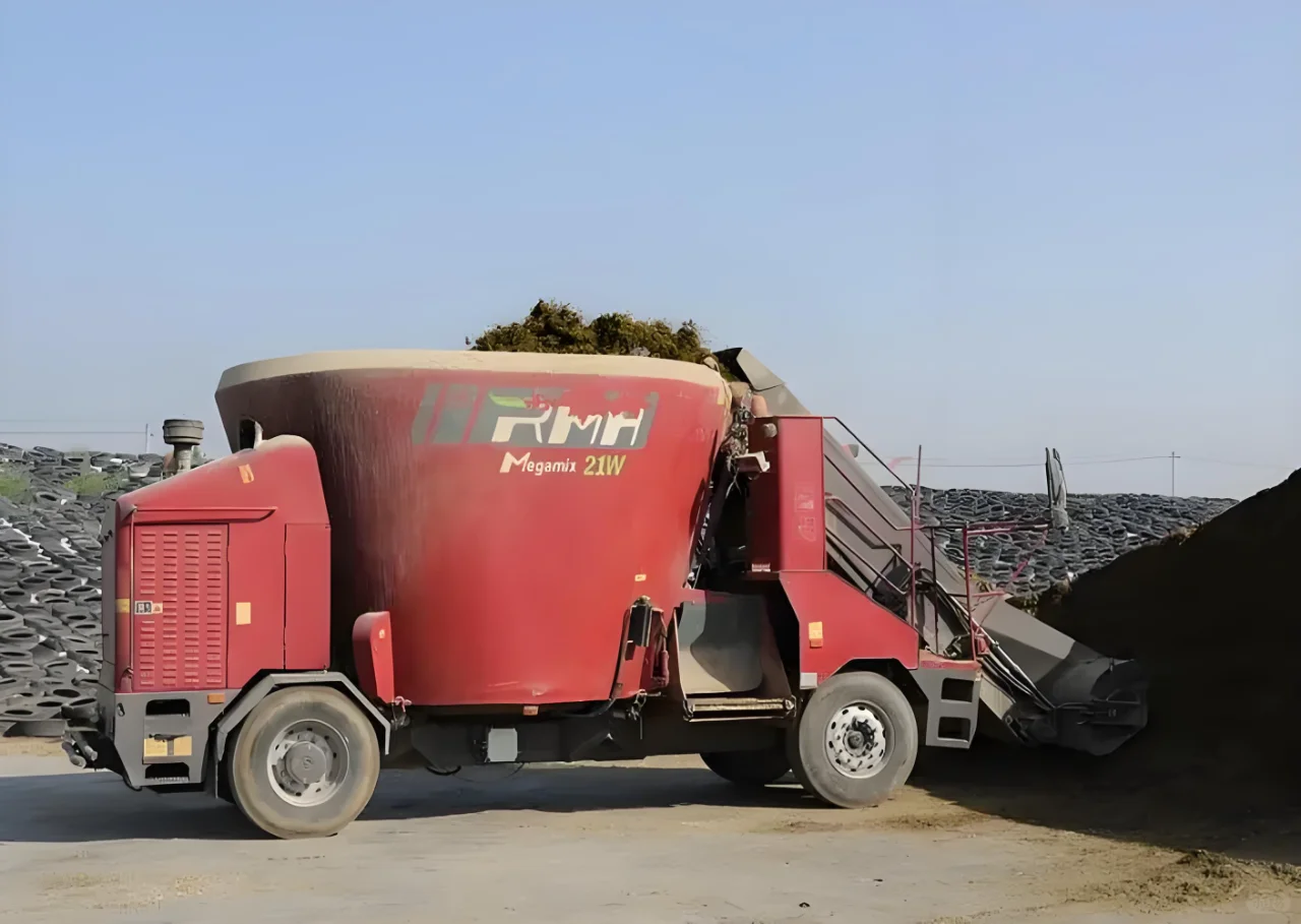 养牛人如何正确选择适合自己牛场的TMR？