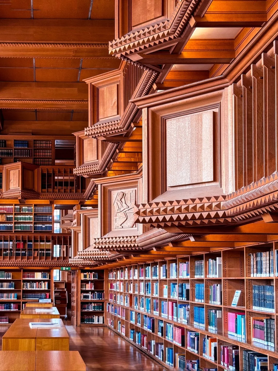 鲁汶必冲！87 米钟楼图书馆的文艺复兴风