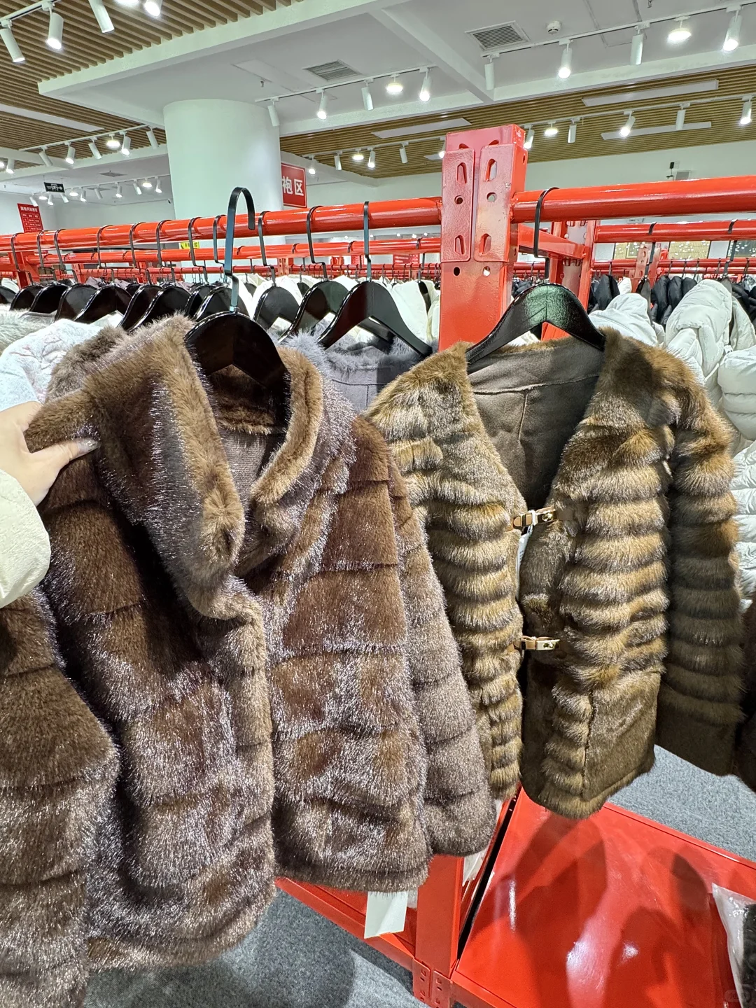 北京2000㎡的服装工厂！衣服均价80太牛了。。