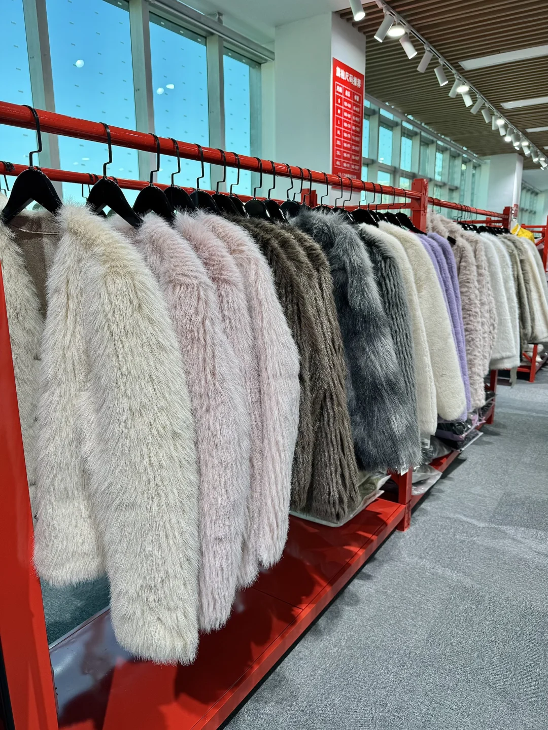 北京2000㎡的服装工厂！衣服均价80太牛了。。