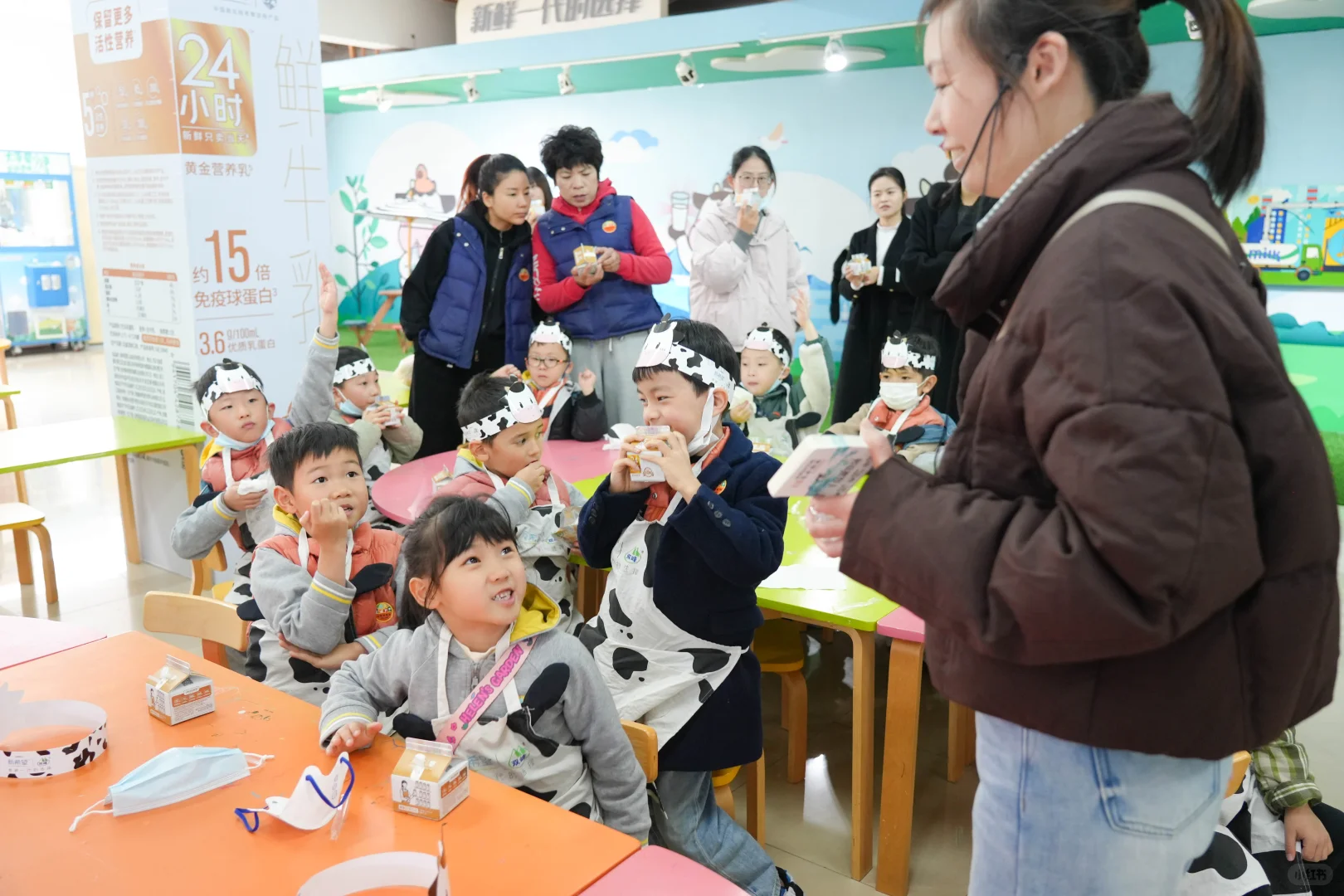 小世界萌娃们的牛奶工厂探秘记