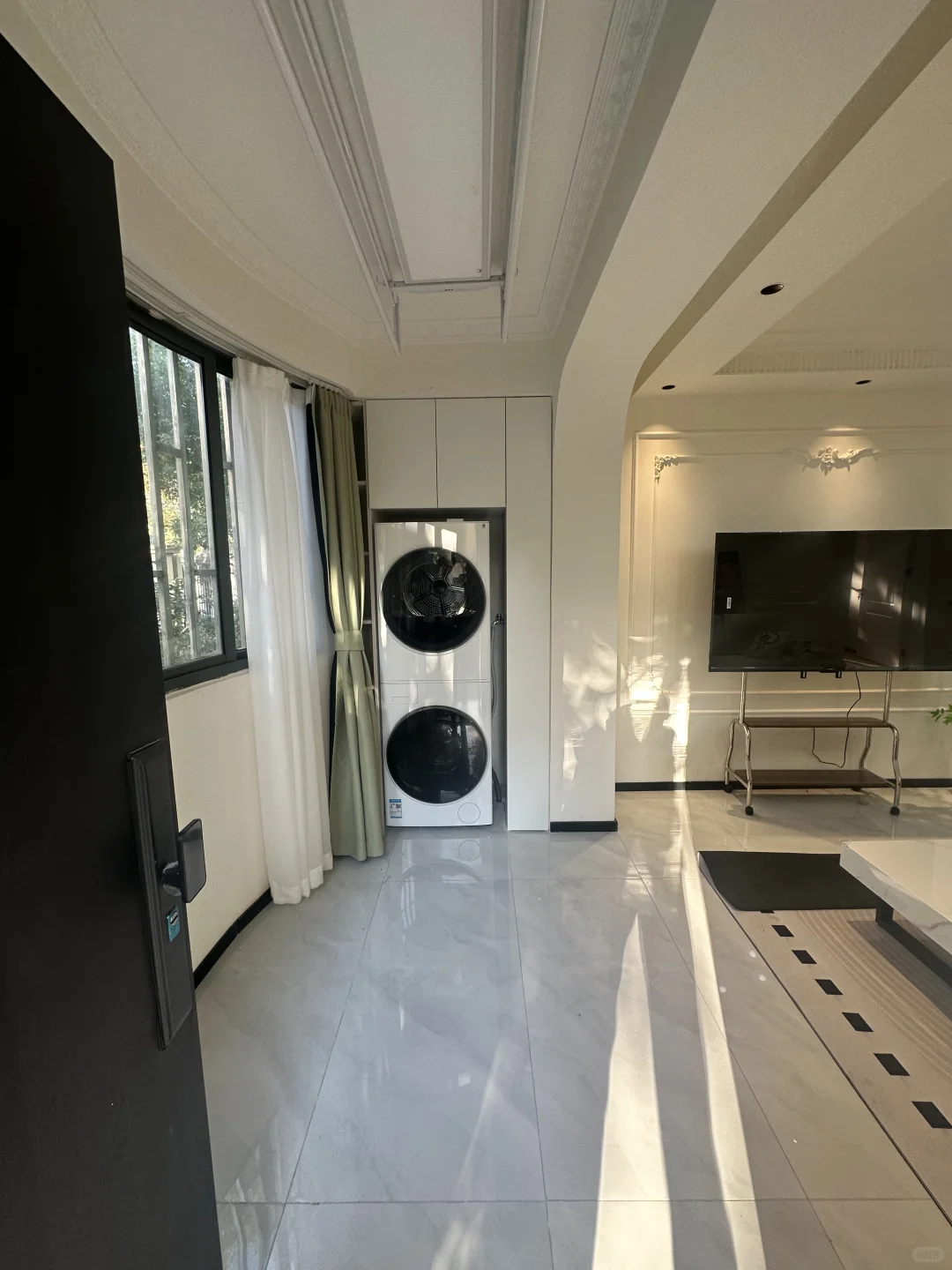 ? 小区环境好 精装一房一厅 采光好?