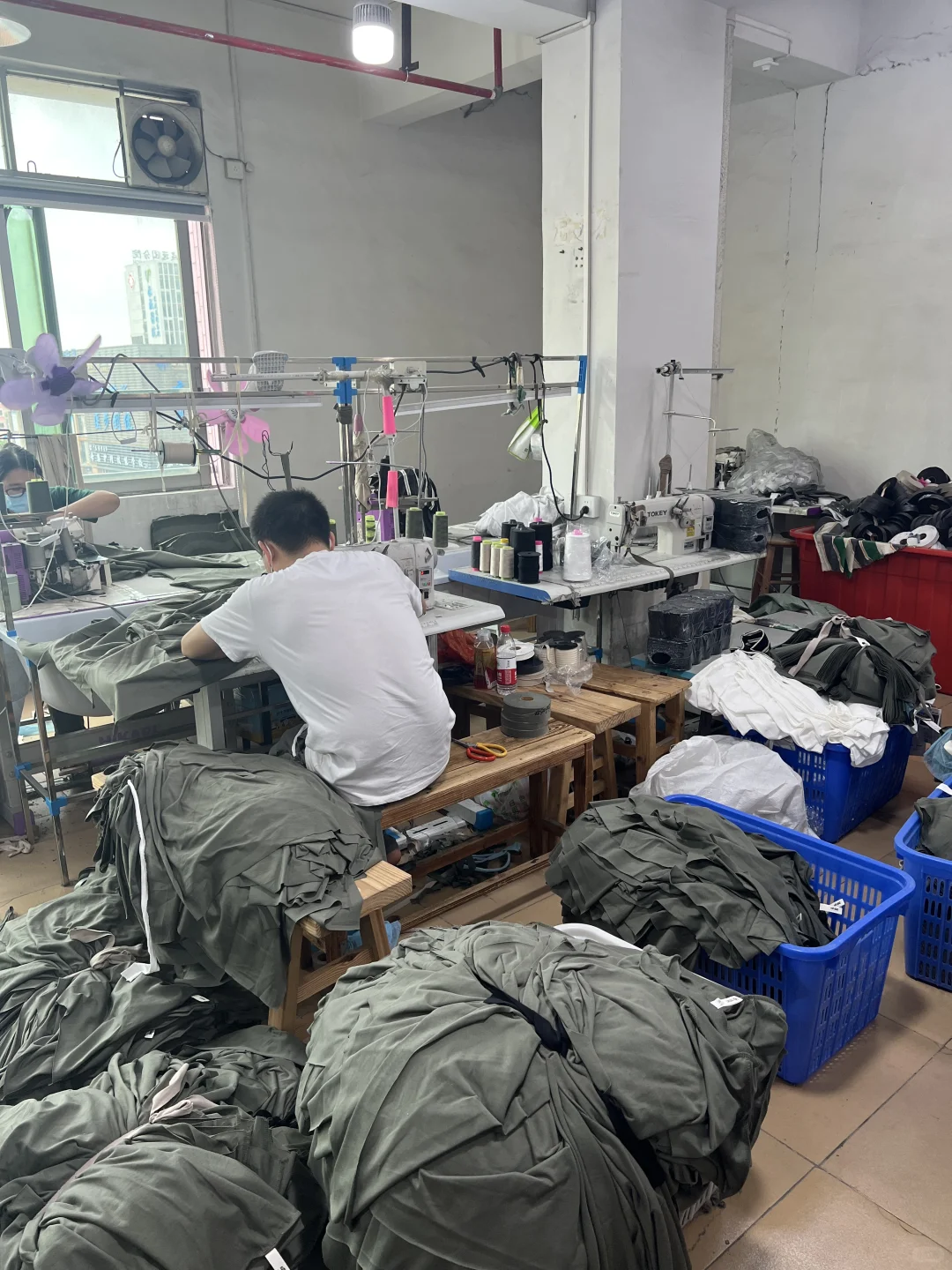 广州金沙洲专做T恤的服装厂！