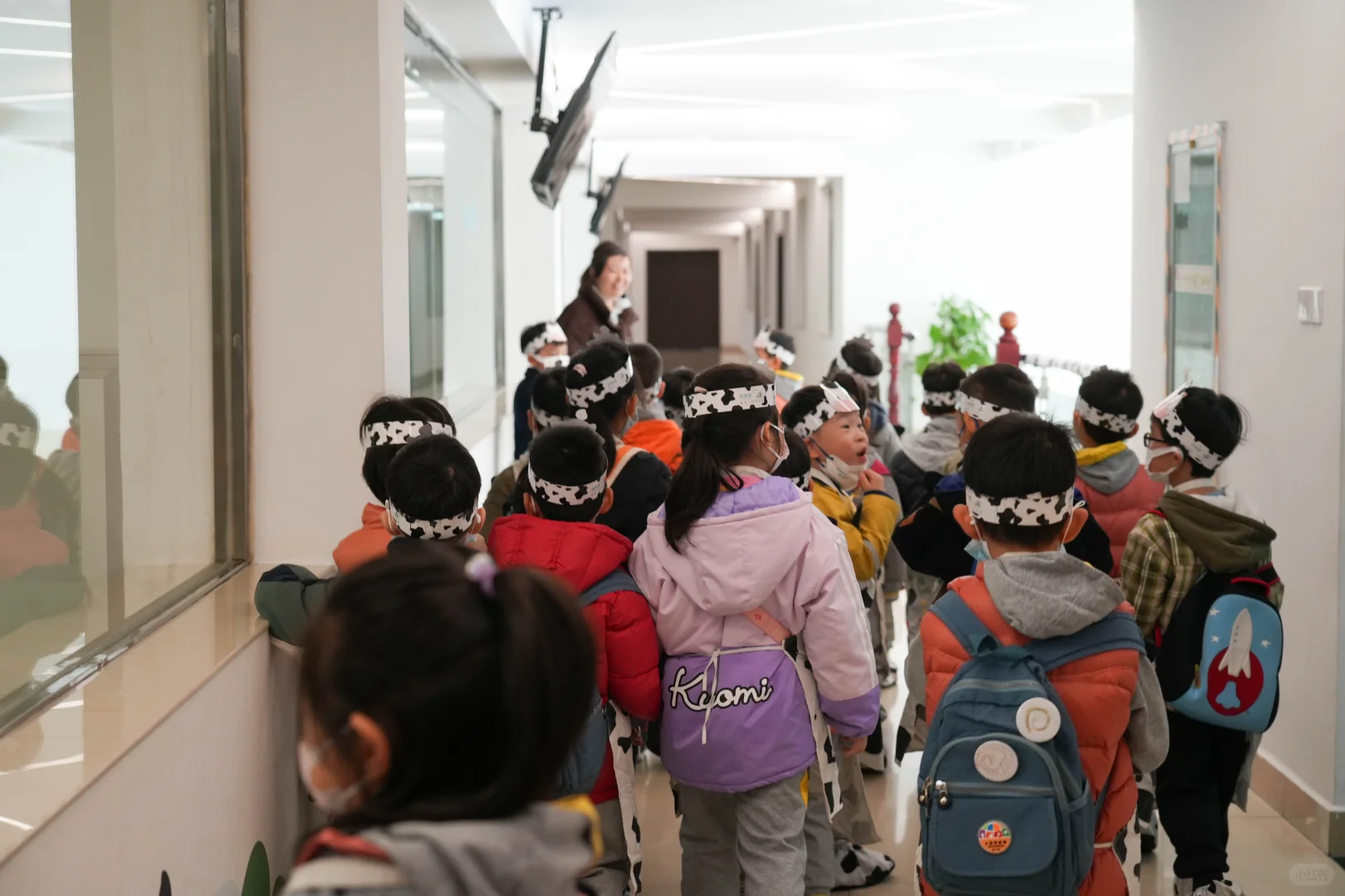 小世界萌娃们的牛奶工厂探秘记