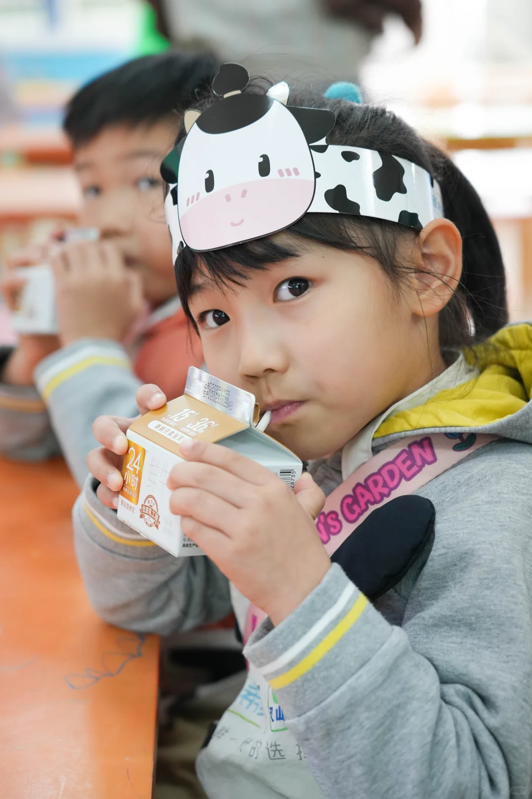 小世界萌娃们的牛奶工厂探秘记