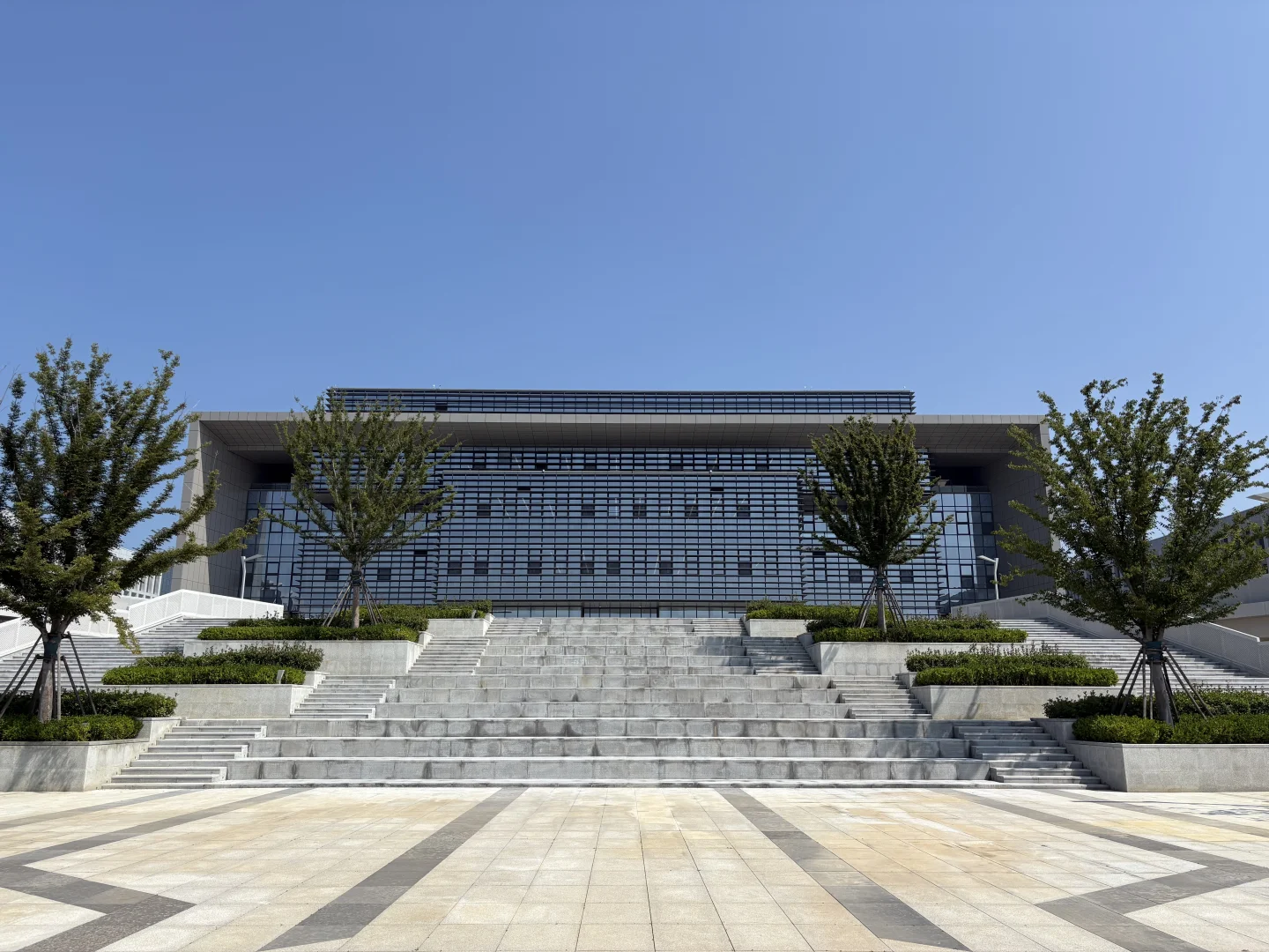 烟大图书馆好气派