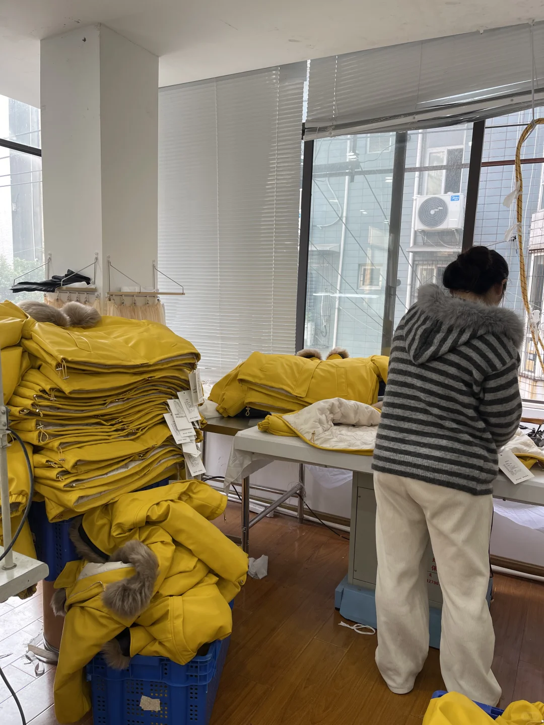 成都服装加工—pu皮羽绒服