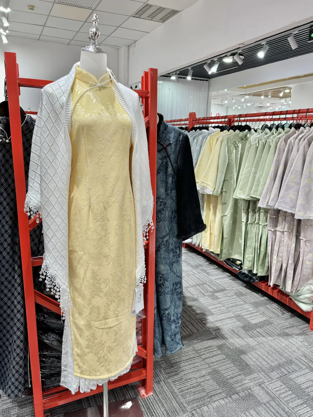 北京2000㎡的服装工厂！衣服均价80太牛了。。