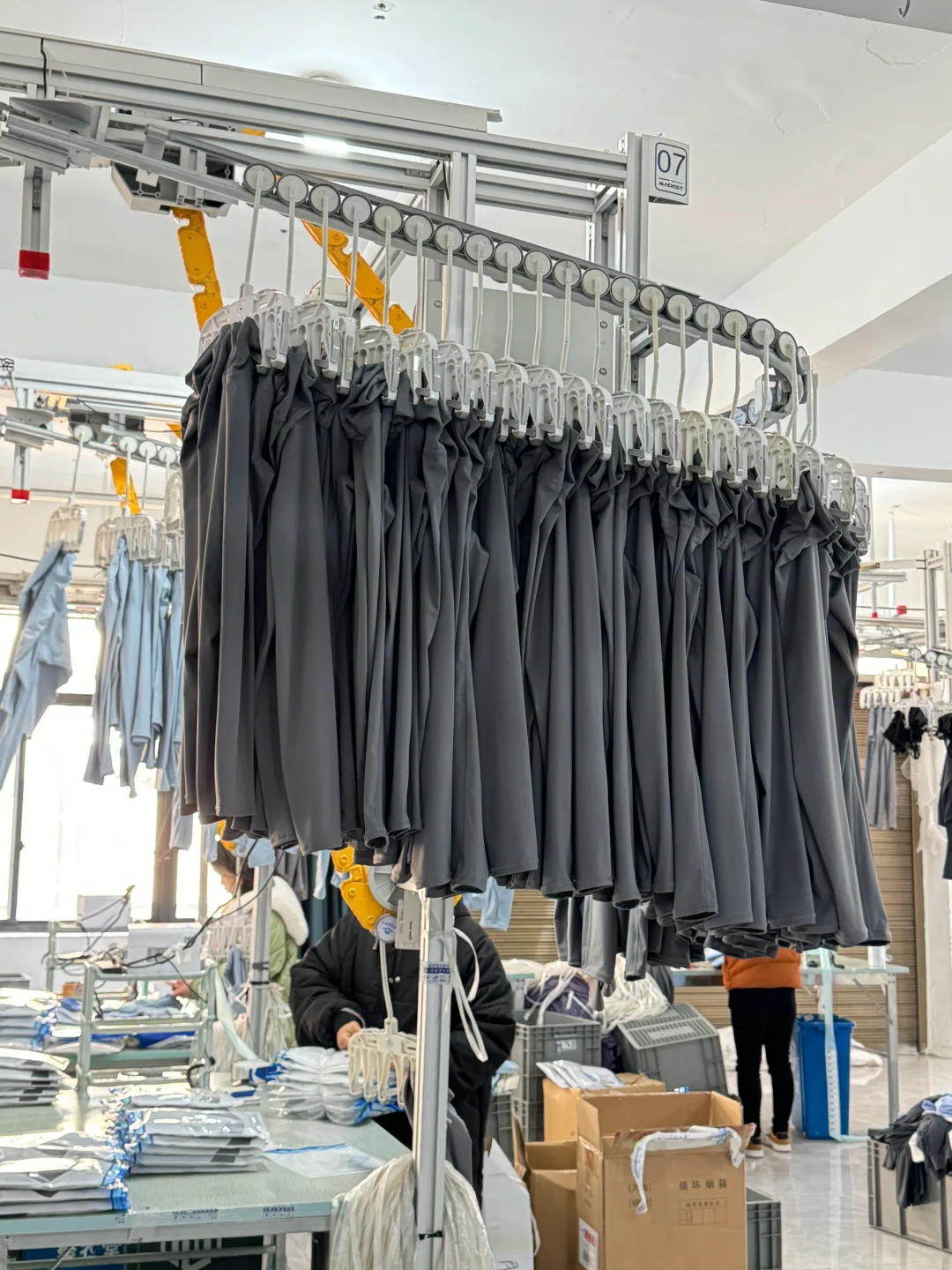 年产三千万件的瑜伽服工厂