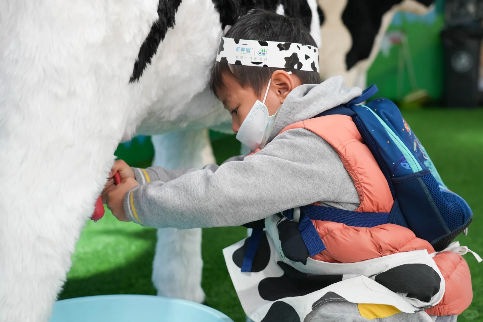 小世界萌娃们的牛奶工厂探秘记