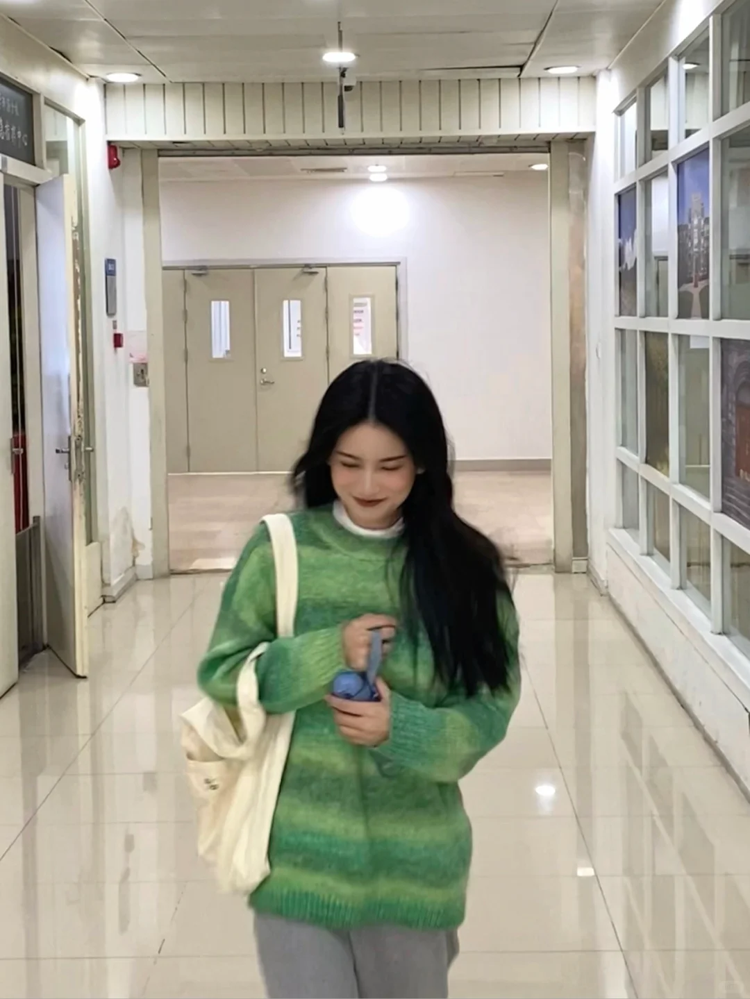 学校图书馆实在是太好拍啦！☀️