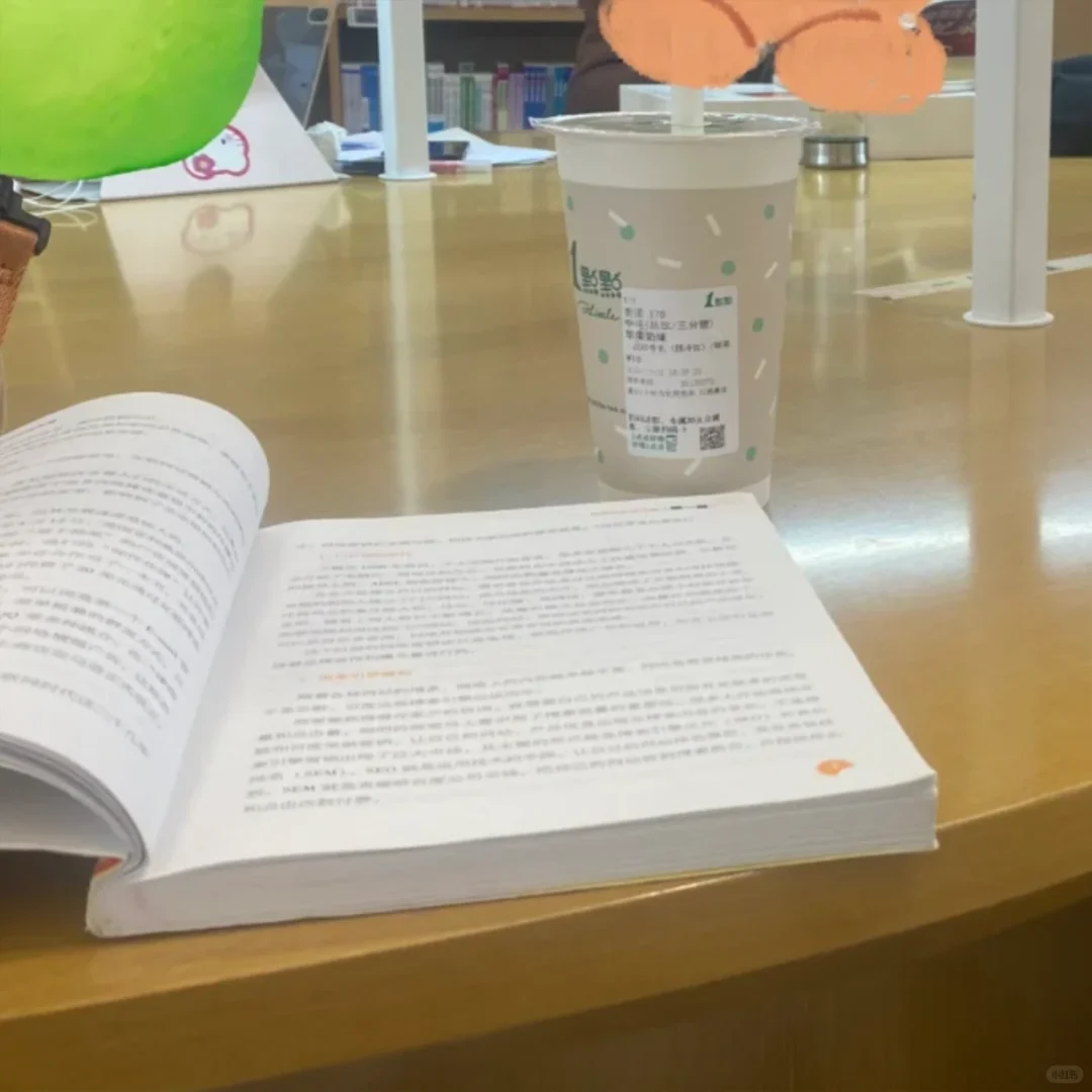 大四的日常｜图书馆的灯，会照亮我的未来吗