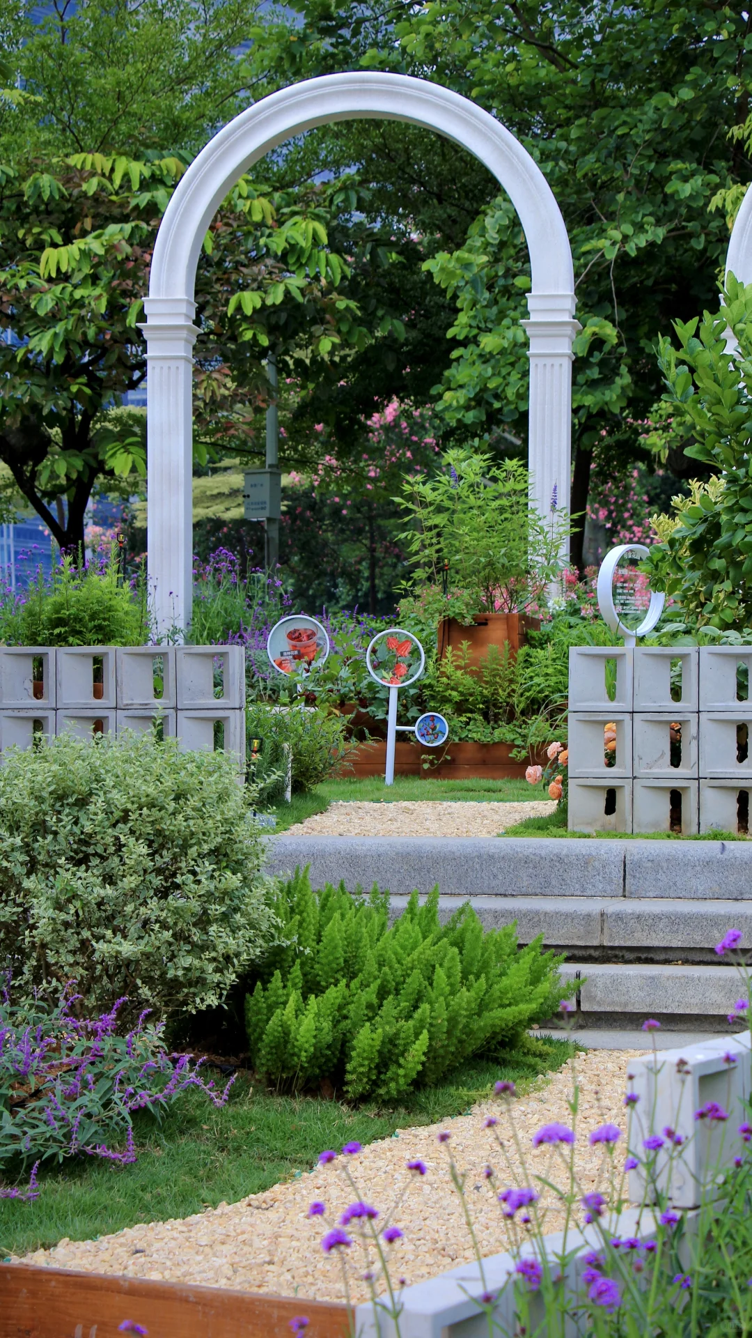 都去拍这个魔幻镜子?真是谁拍谁好看