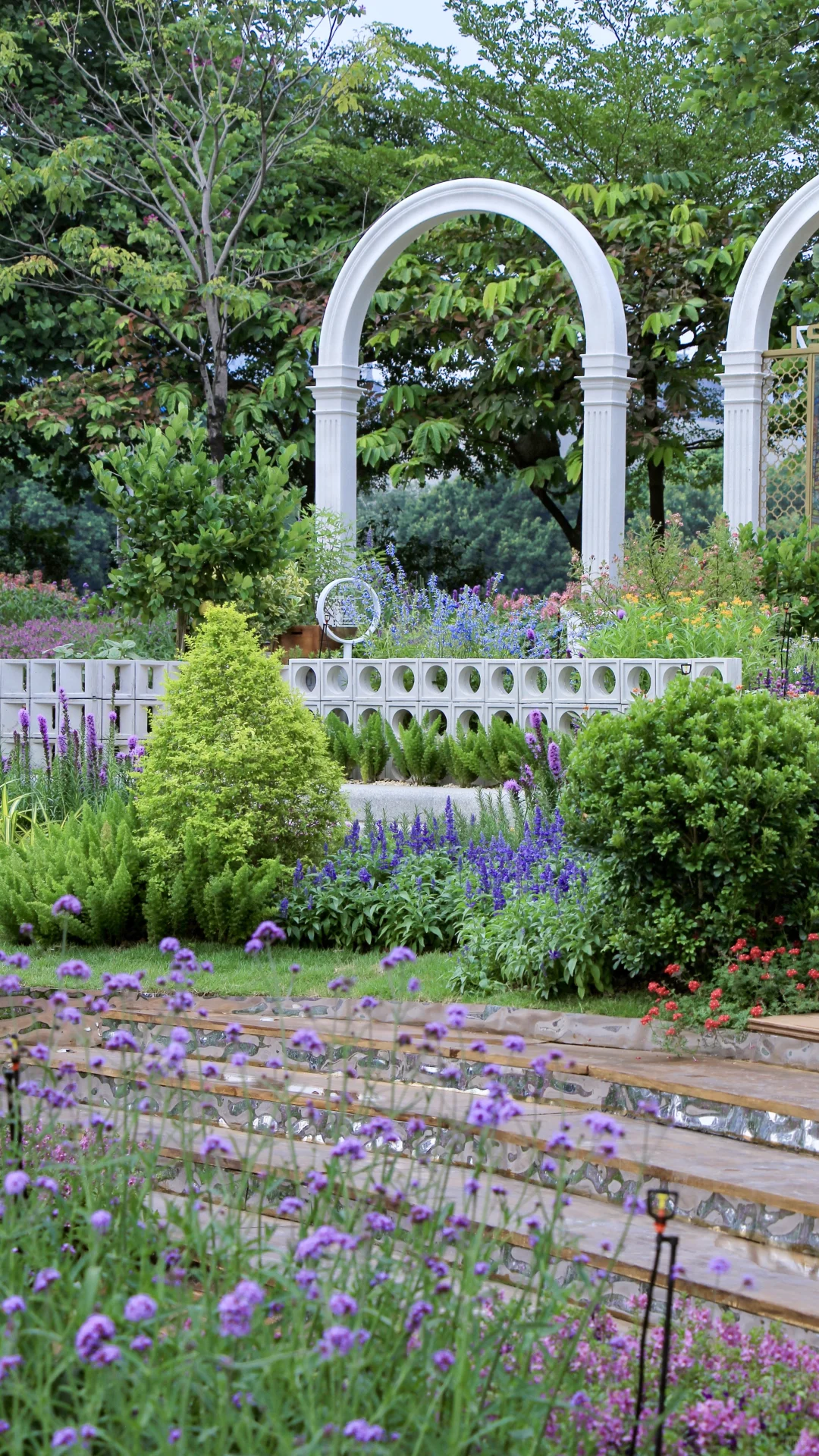 都去拍这个魔幻镜子?真是谁拍谁好看