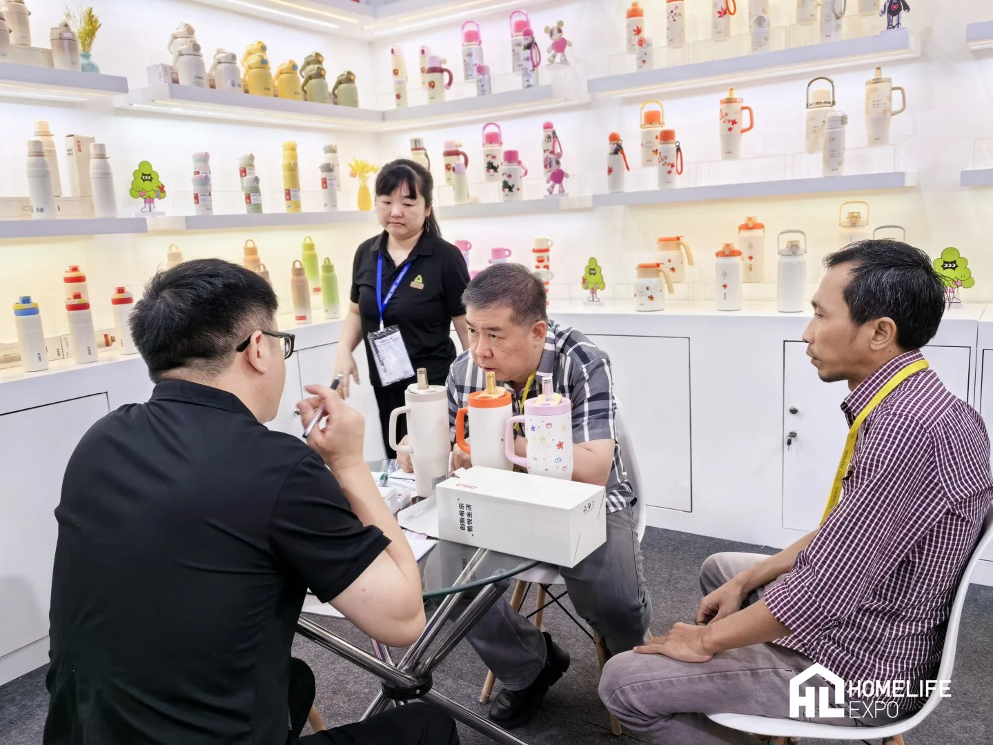 这是哪里的保温杯展？那么多人？