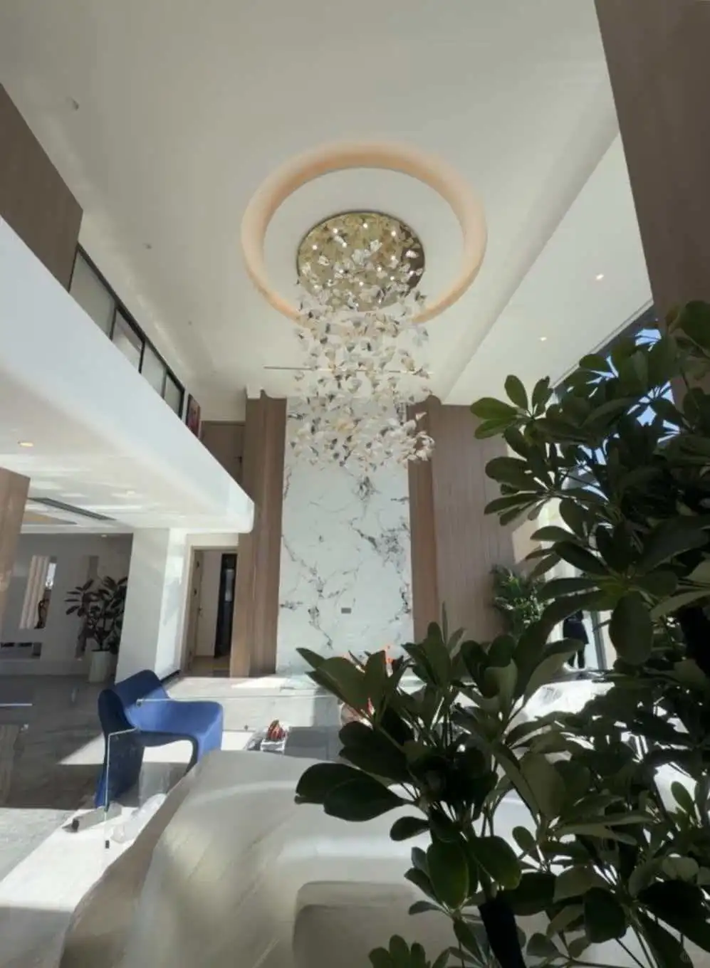 昆明官渡会展片区唯一中空旋转大楼梯，