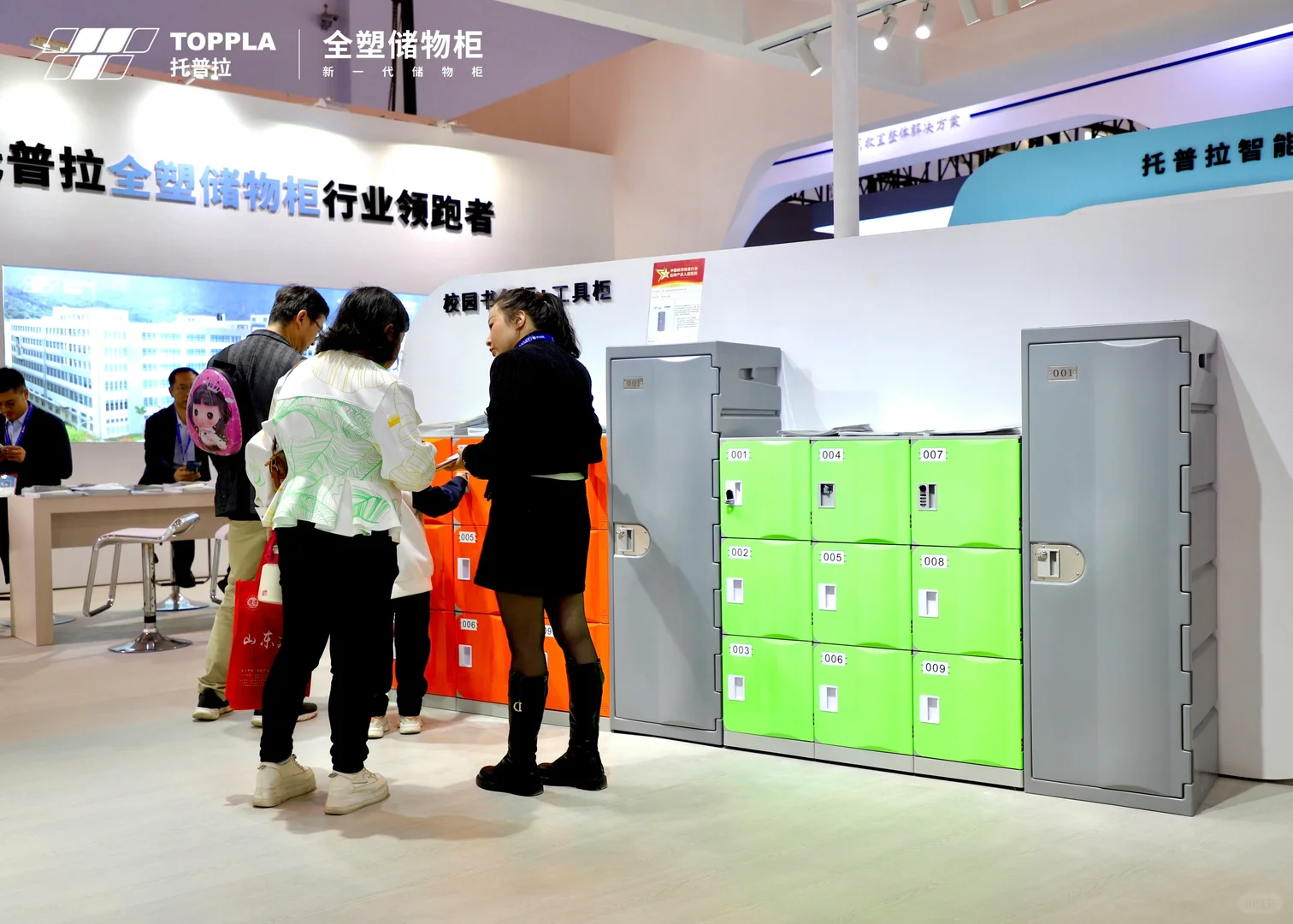 展会第一天圆满结束