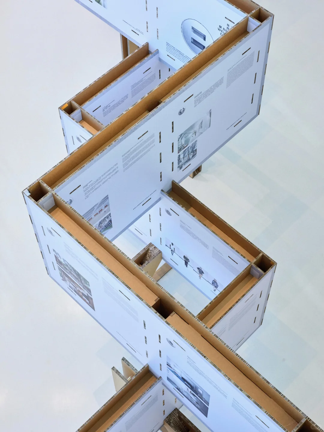 在西岸，被一面巨型展板缩小了