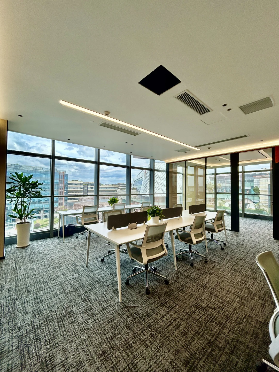 上海虹桥火车站旁，有窗景的办公室，好city