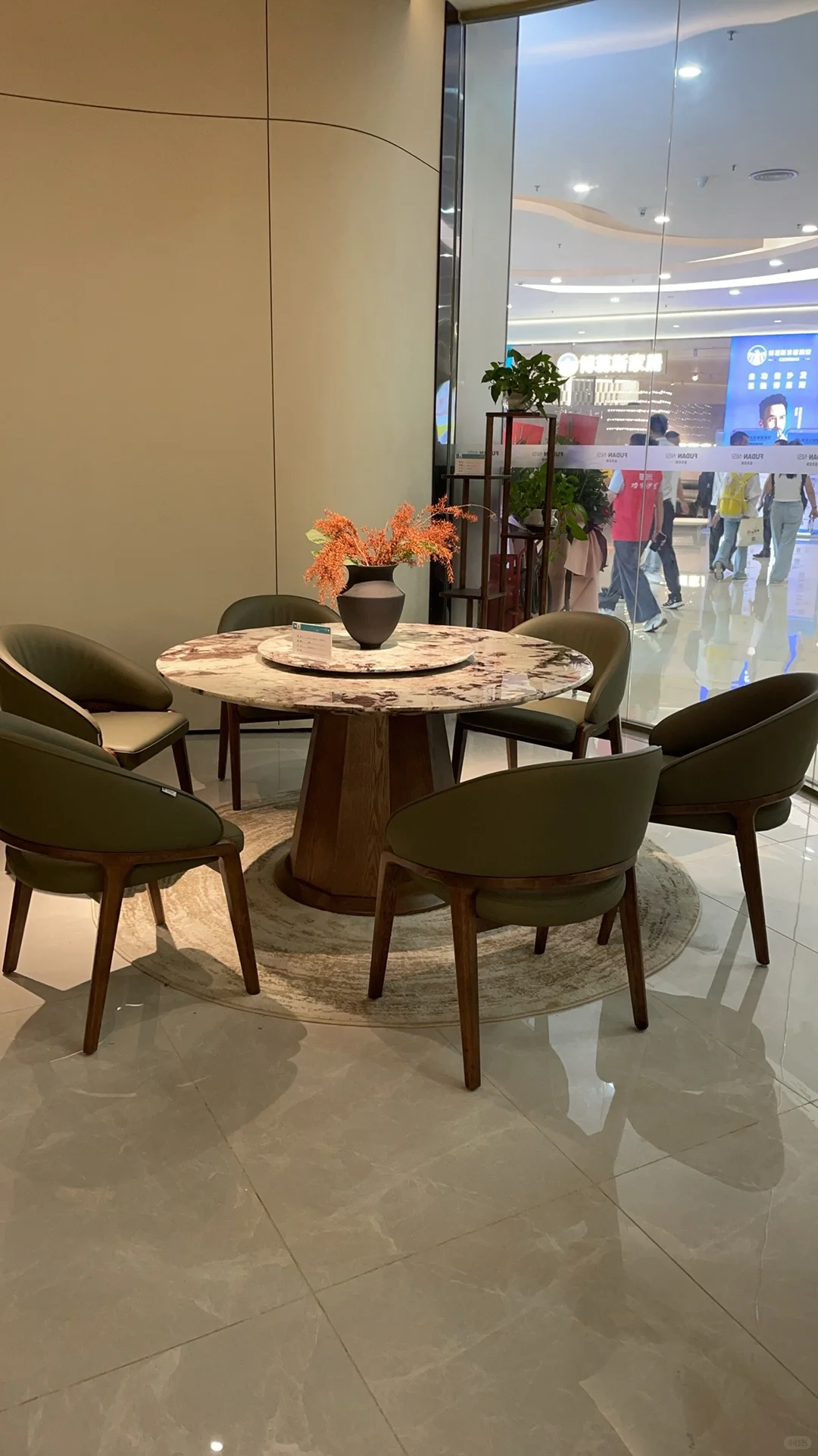 来广州展销会选家具了，价格很给力