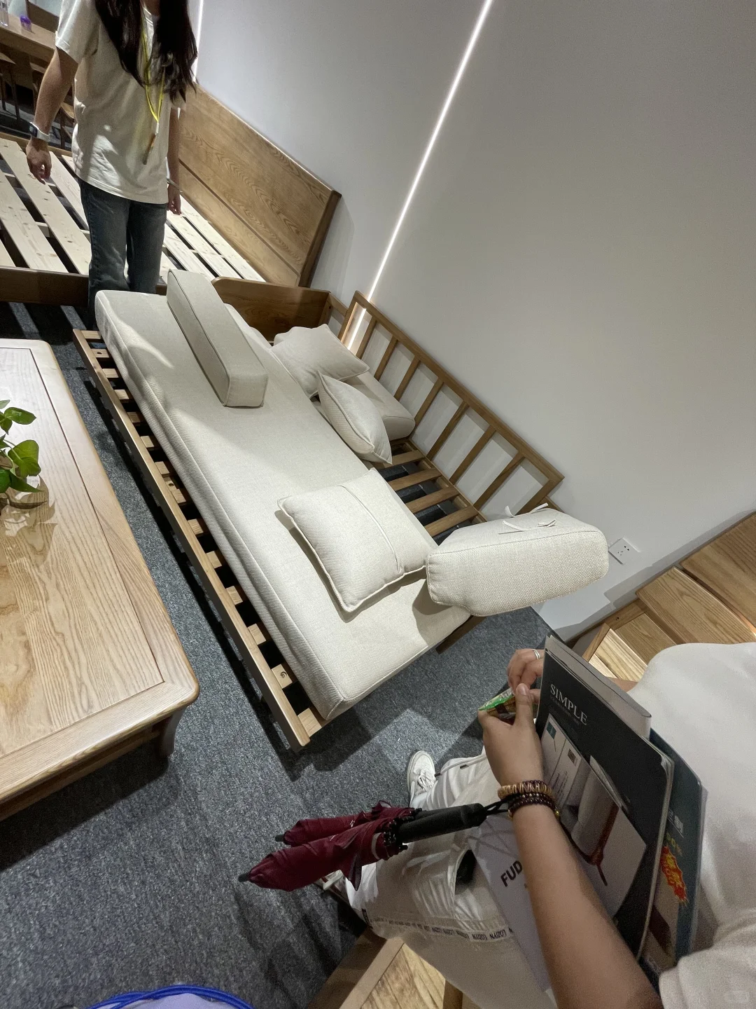 来广州展销会选家具了，价格很给力