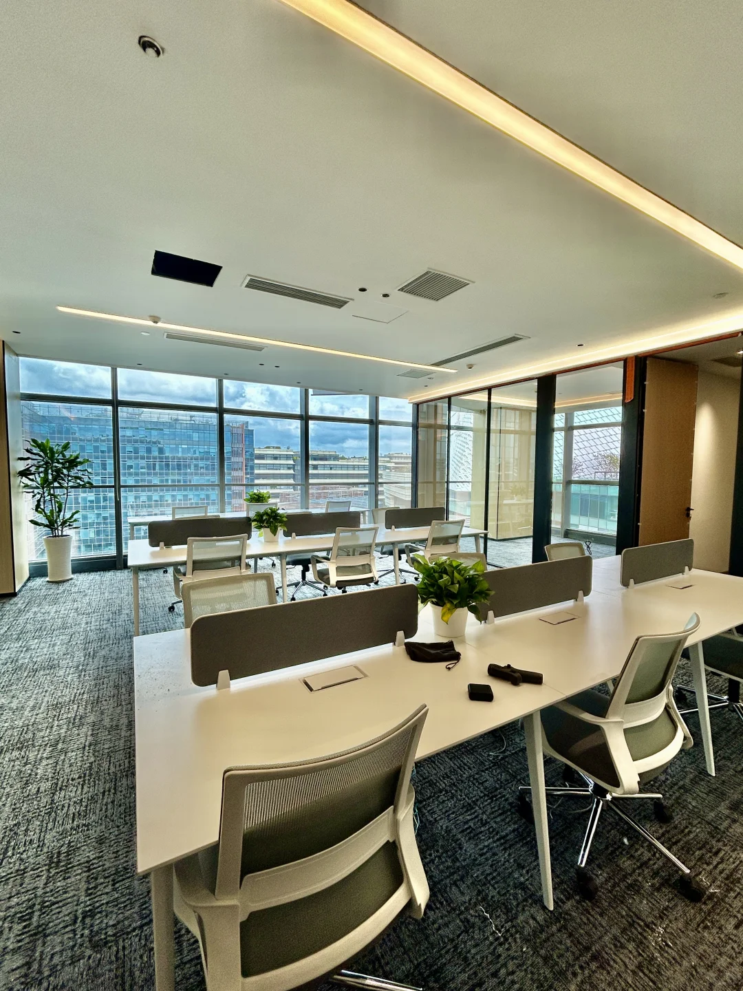 上海虹桥火车站旁，有窗景的办公室，好city
