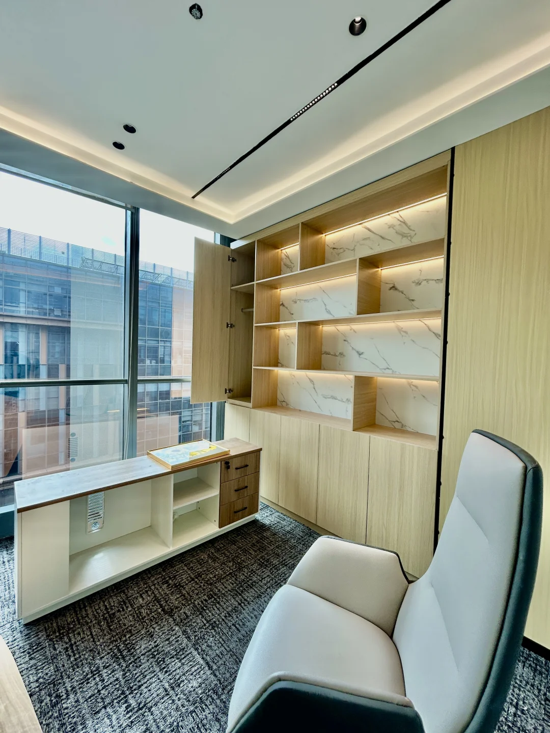 上海虹桥火车站旁，有窗景的办公室，好city