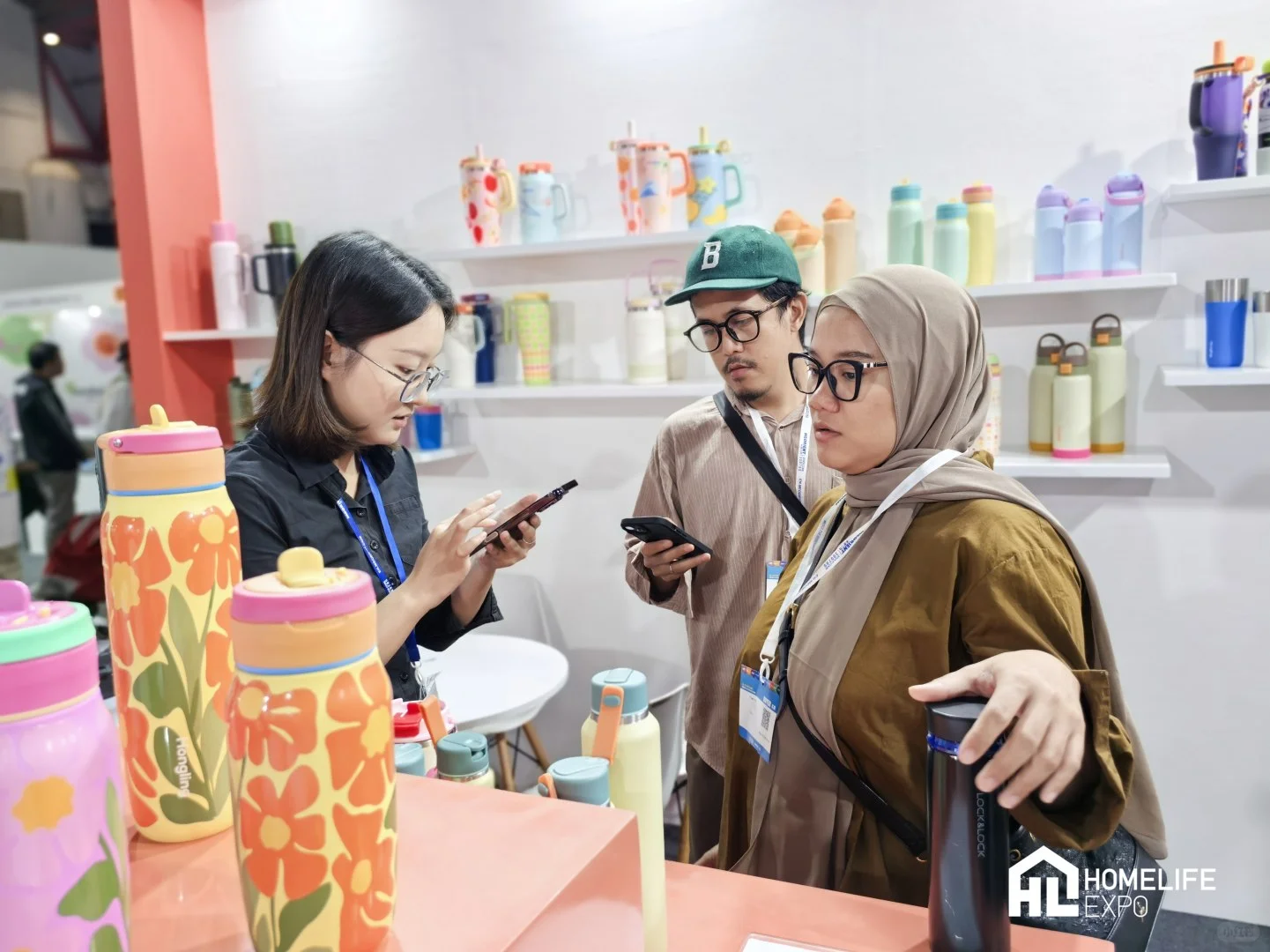 这是哪里的保温杯展？那么多人？