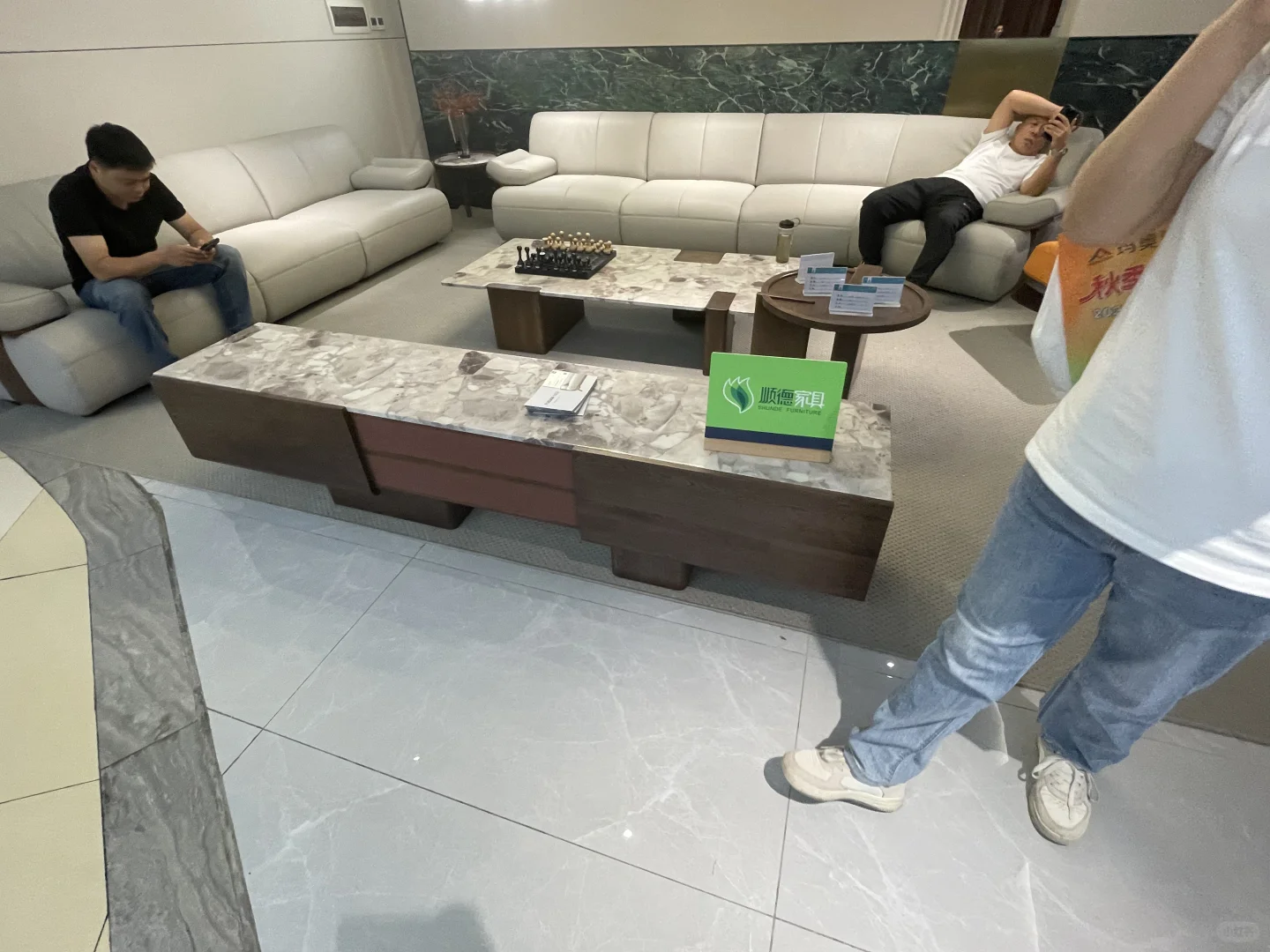 来广州展销会选家具了，价格很给力