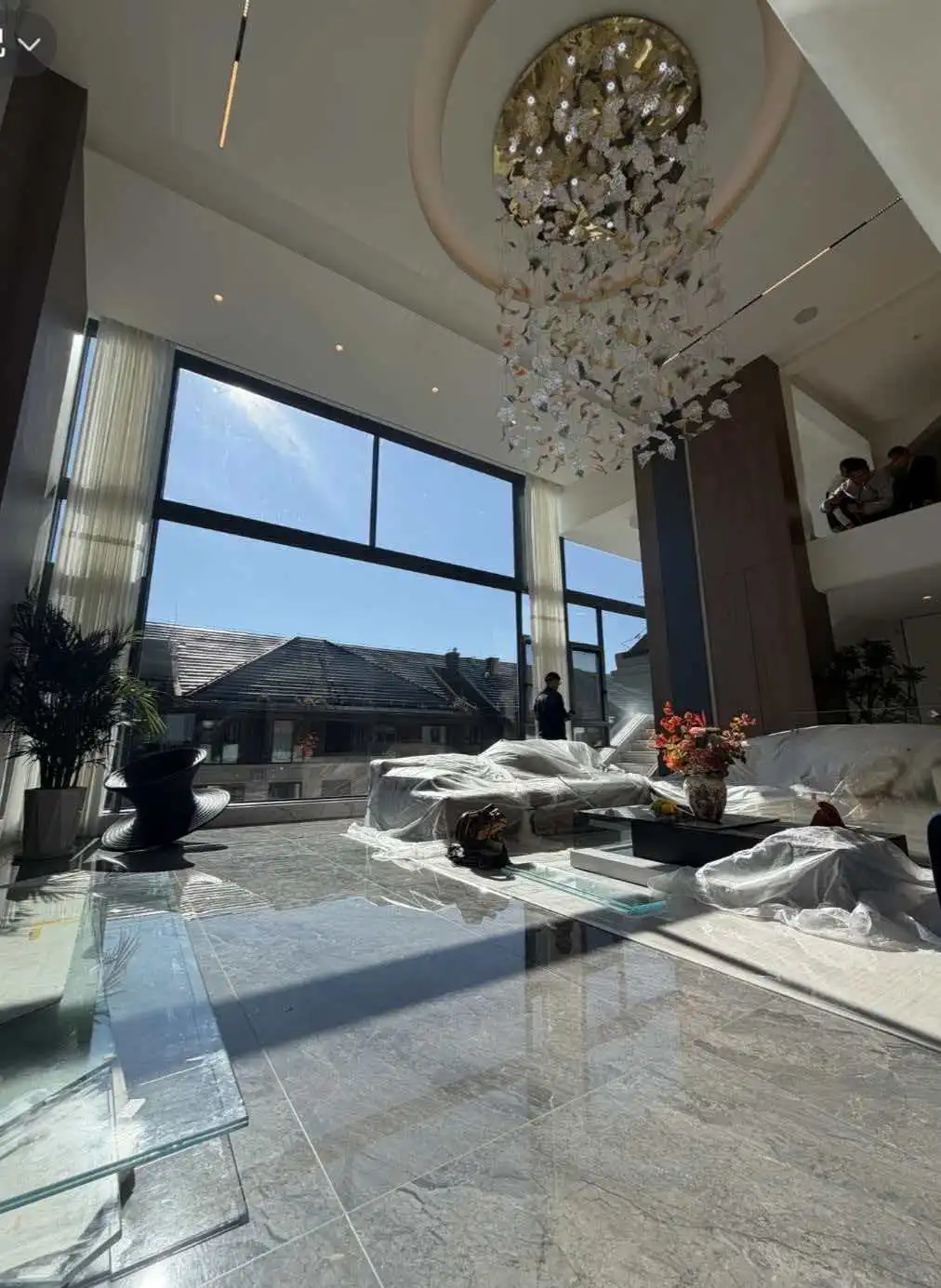 昆明官渡会展片区唯一中空旋转大楼梯，