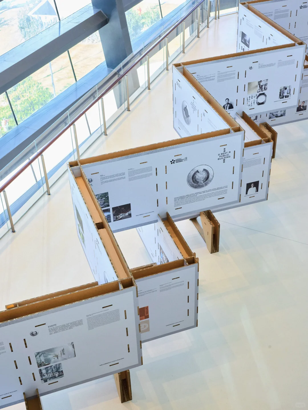 在西岸，被一面巨型展板缩小了