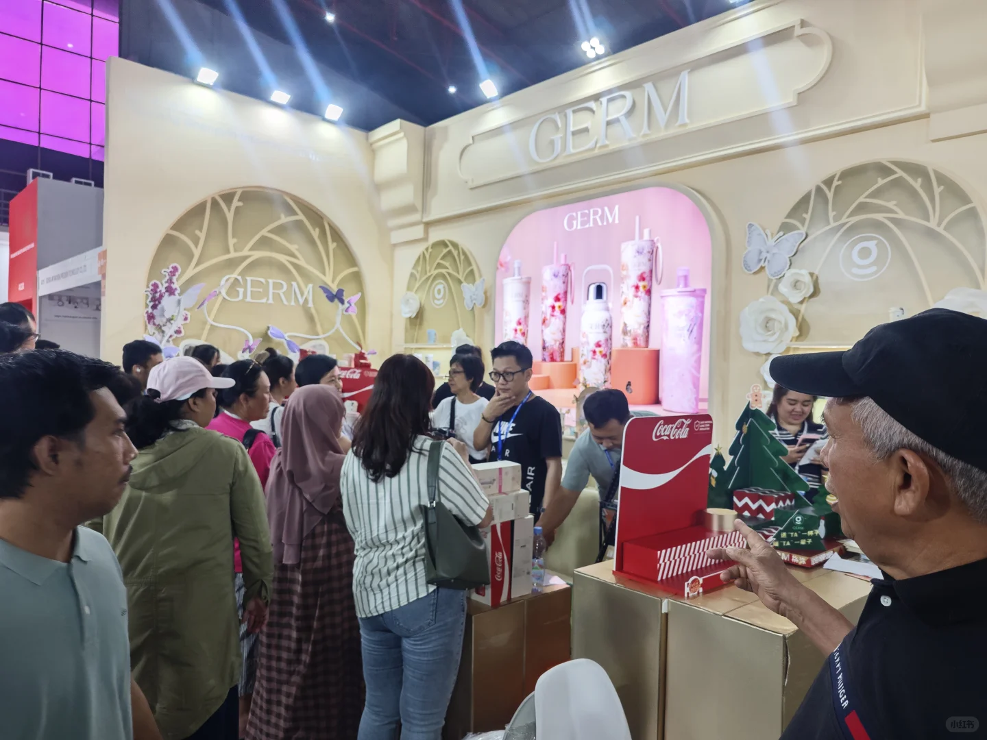 这是哪里的保温杯展？那么多人？