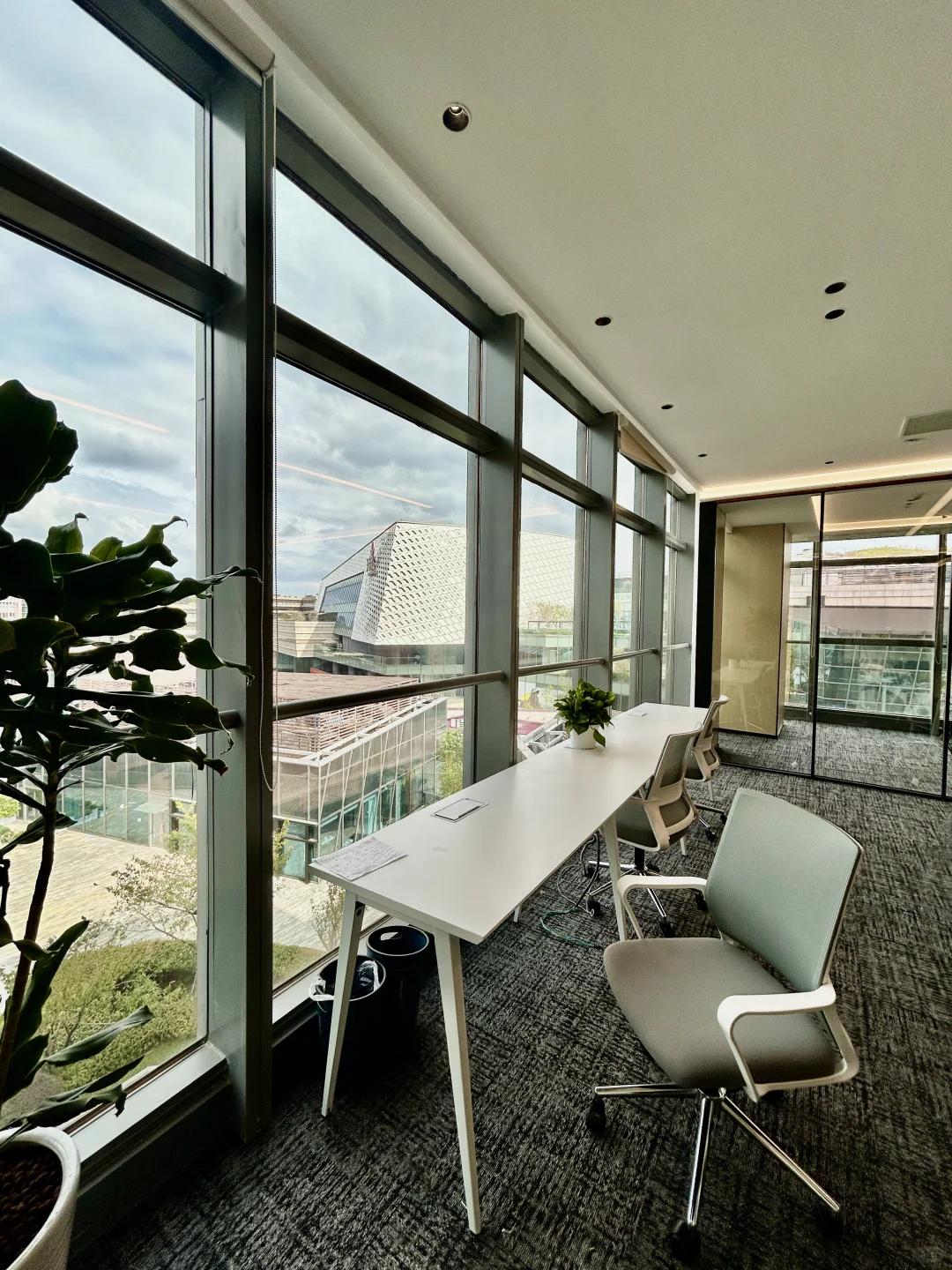 上海虹桥火车站旁，有窗景的办公室，好city