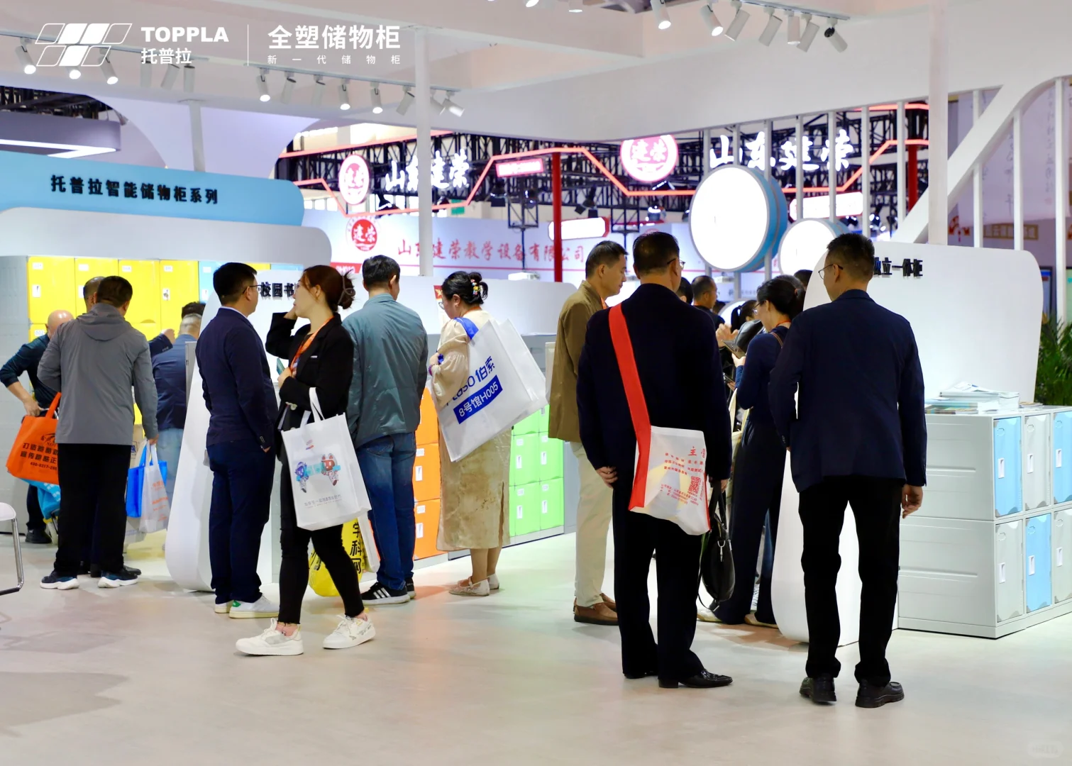 展会第一天圆满结束