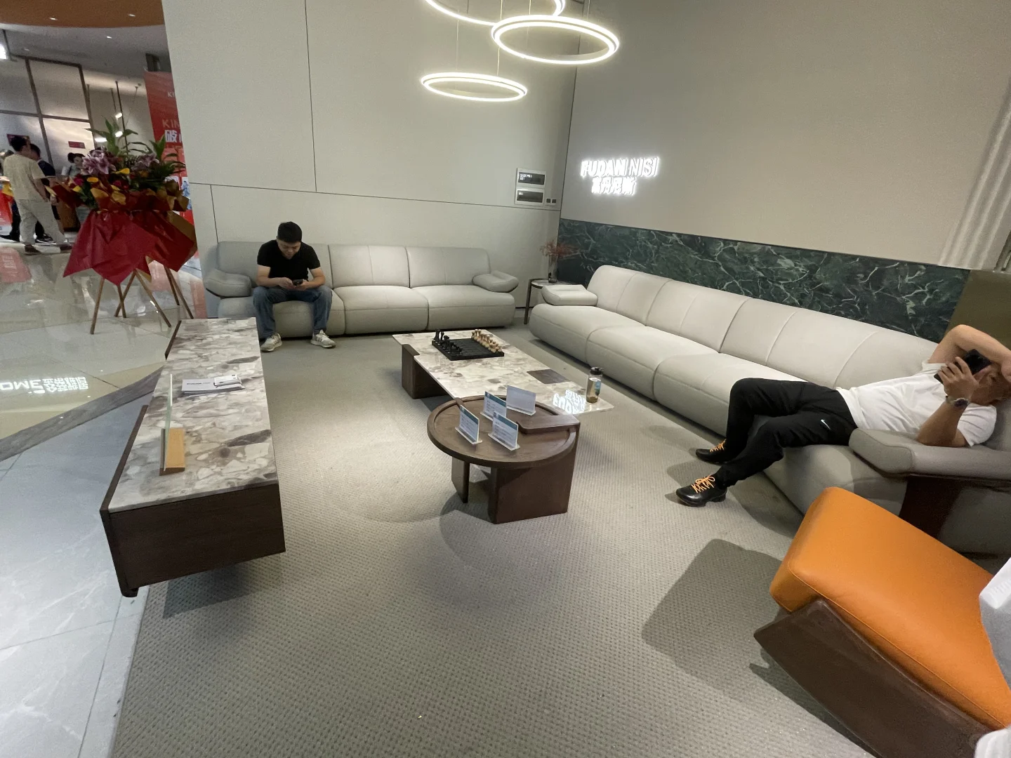 来广州展销会选家具了，价格很给力