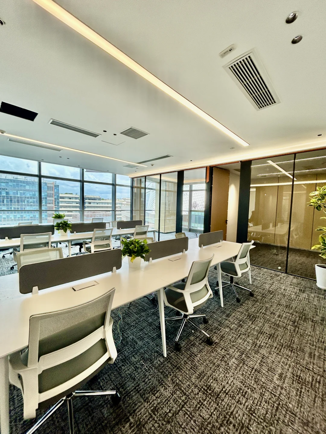 上海虹桥火车站旁，有窗景的办公室，好city