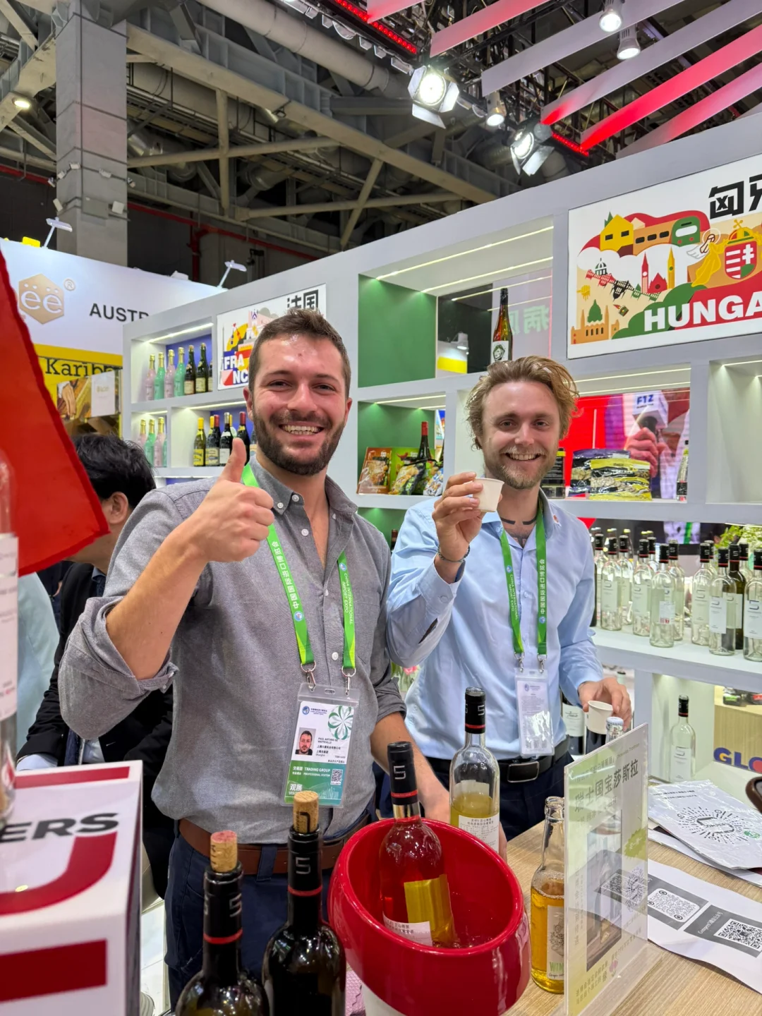 18张live图感受进博会｜逛吃逛喝到处排长队