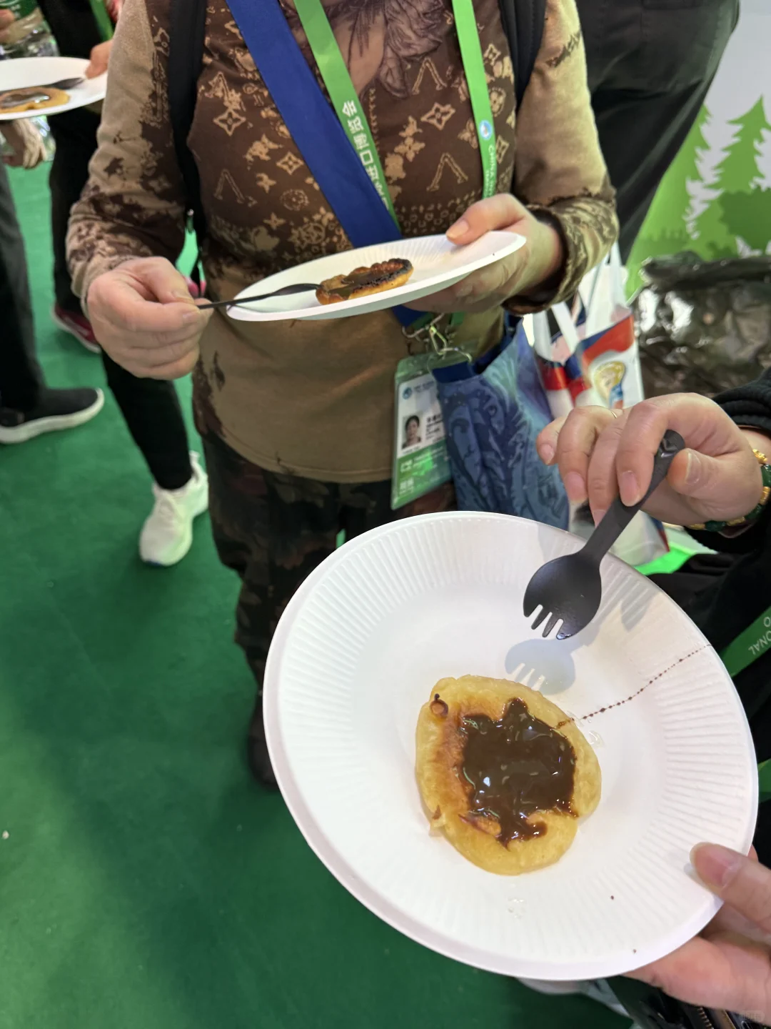 18张live图感受进博会｜逛吃逛喝到处排长队