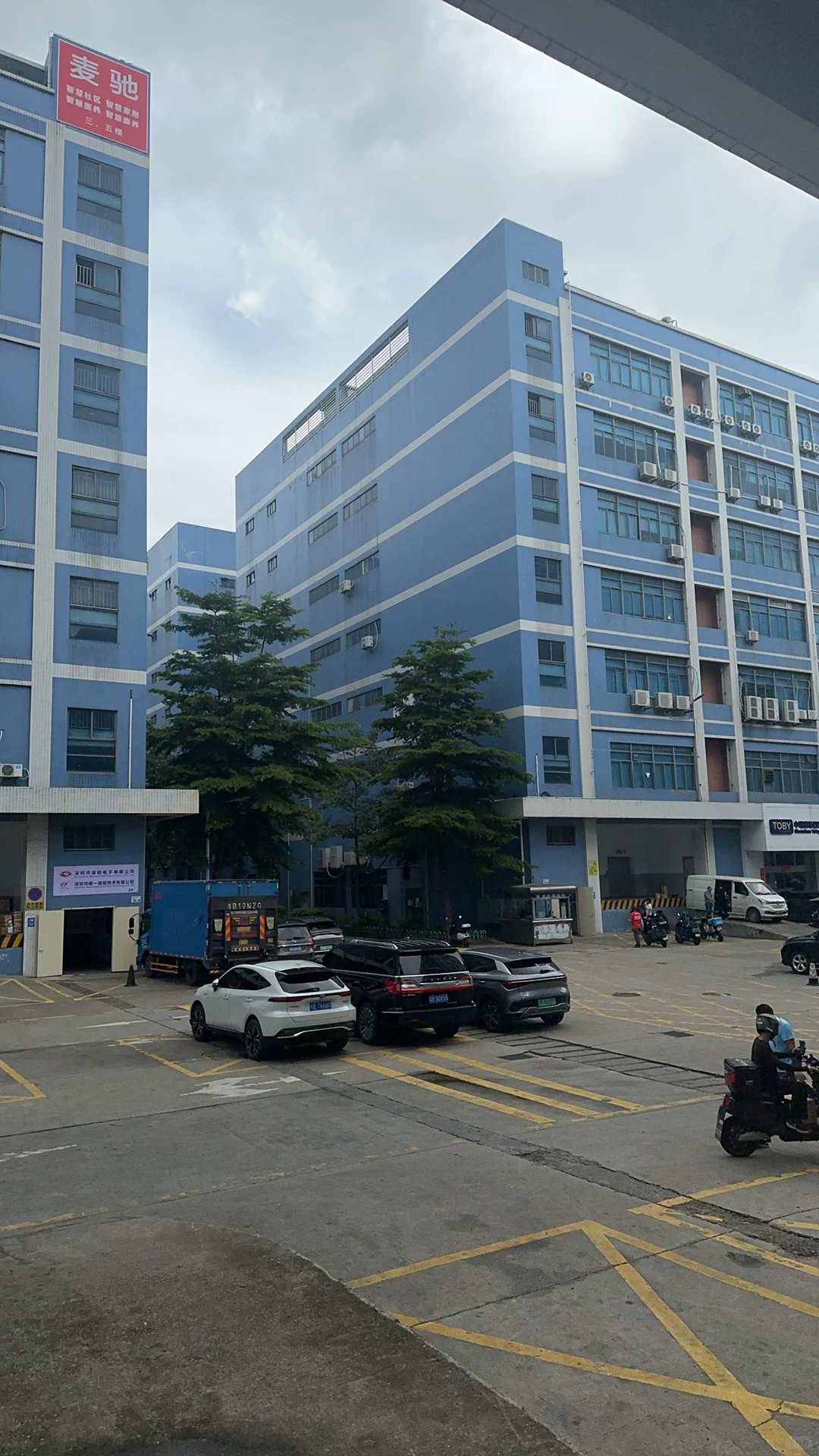 家里有厂 做AI智能穿戴的