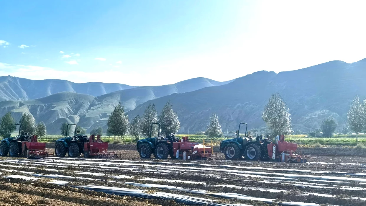 雷沃丘陵山地四轮转向拖拉机斩获一等奖