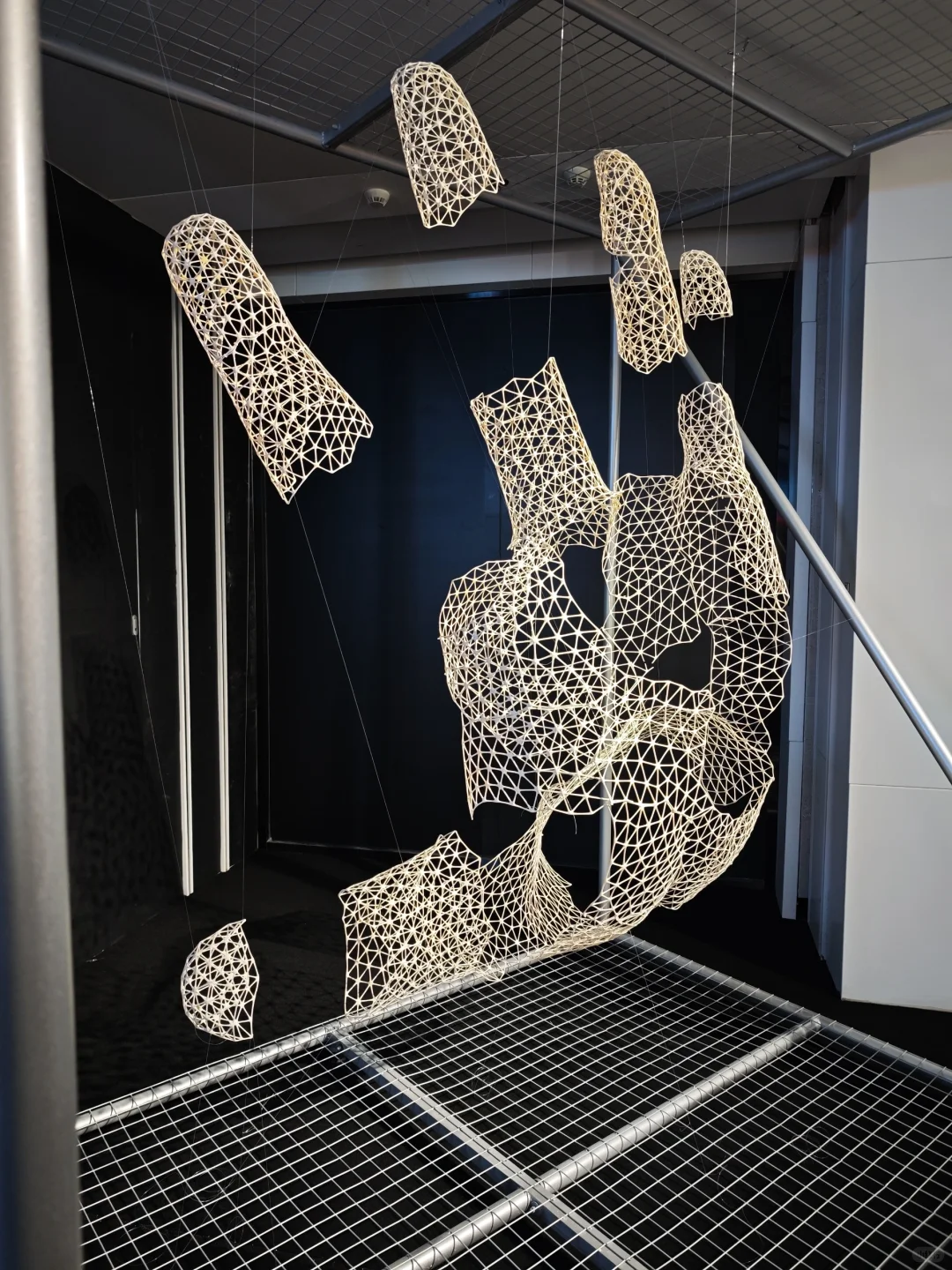 用光和金属做一场沉浸式展览✨