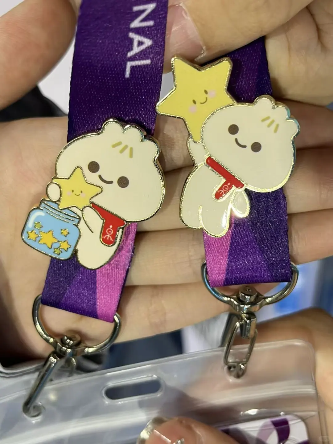 2025进博会来找小申领徽章pin