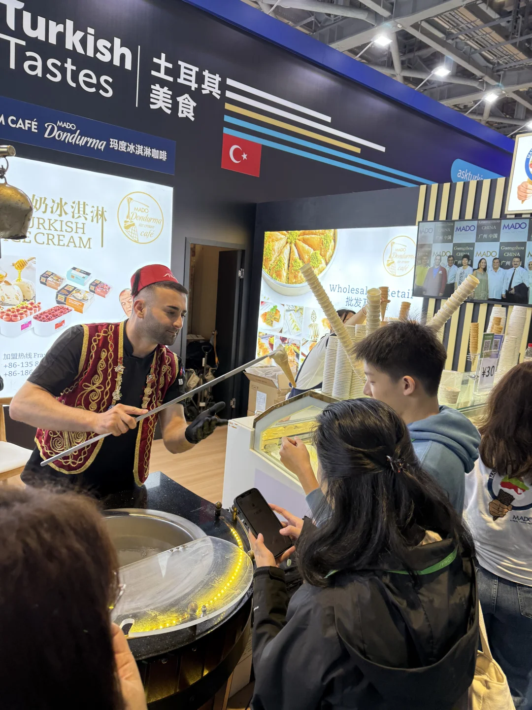 18张live图感受进博会｜逛吃逛喝到处排长队