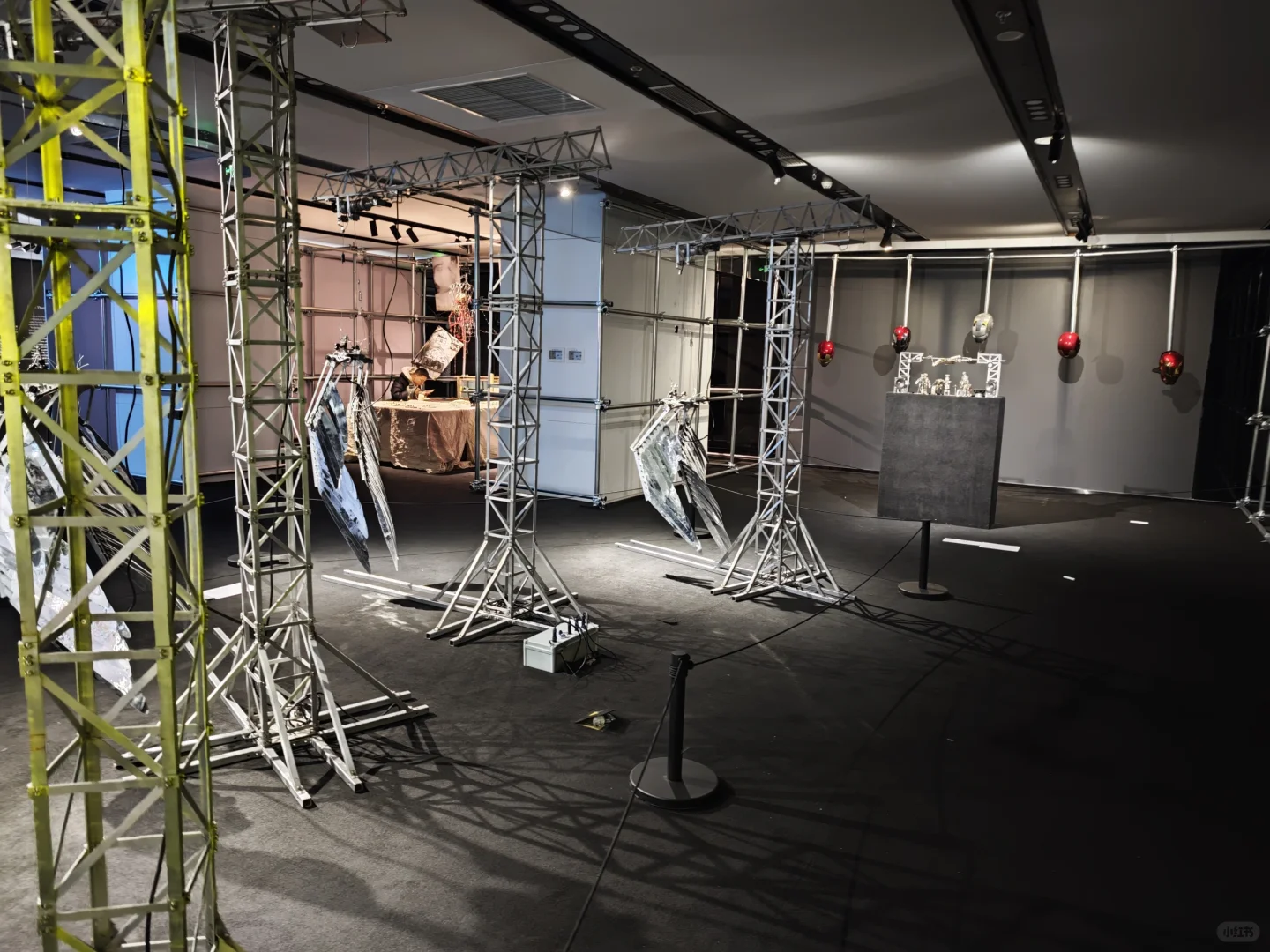 用光和金属做一场沉浸式展览✨