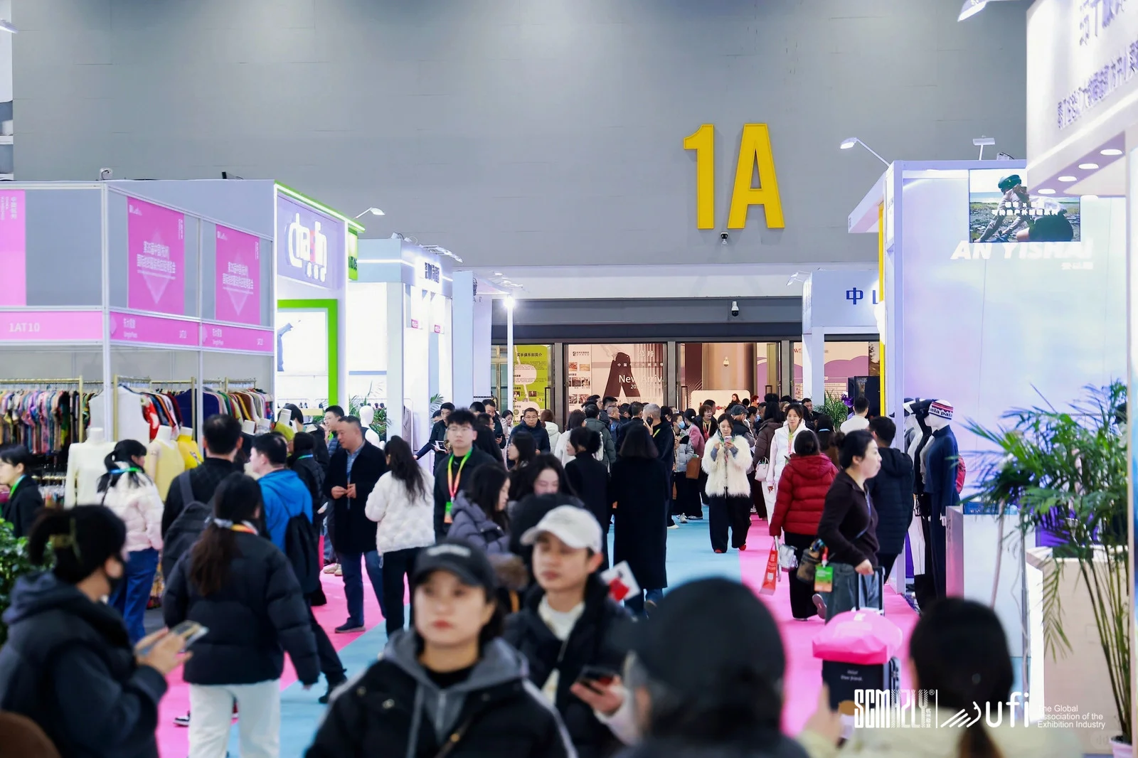 展会第一天！杭州纺织服装展