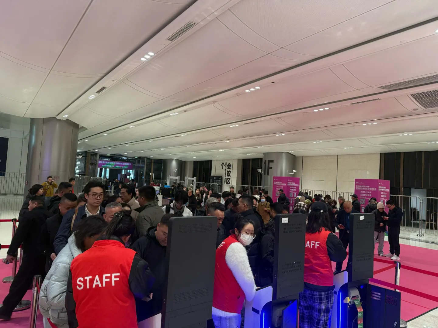 展会第一天！杭州纺织服装展