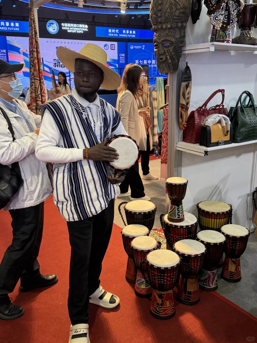 18张live图感受进博会｜逛吃逛喝到处排长队