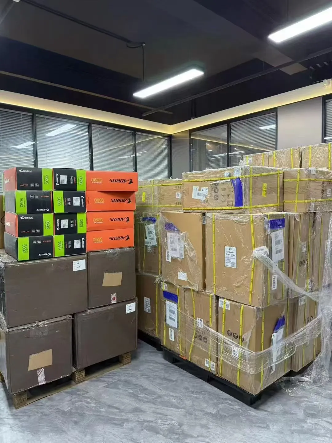 逛仓库，发现了一堆好东西～显卡来了